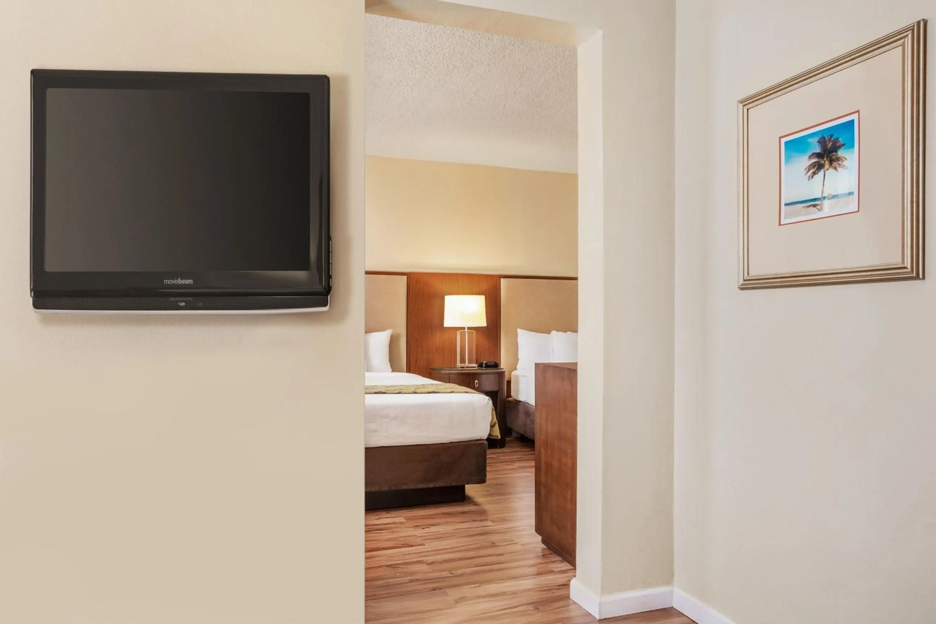 Communal lounge/ TV room, Bed in Baymont by Wyndham Florida City