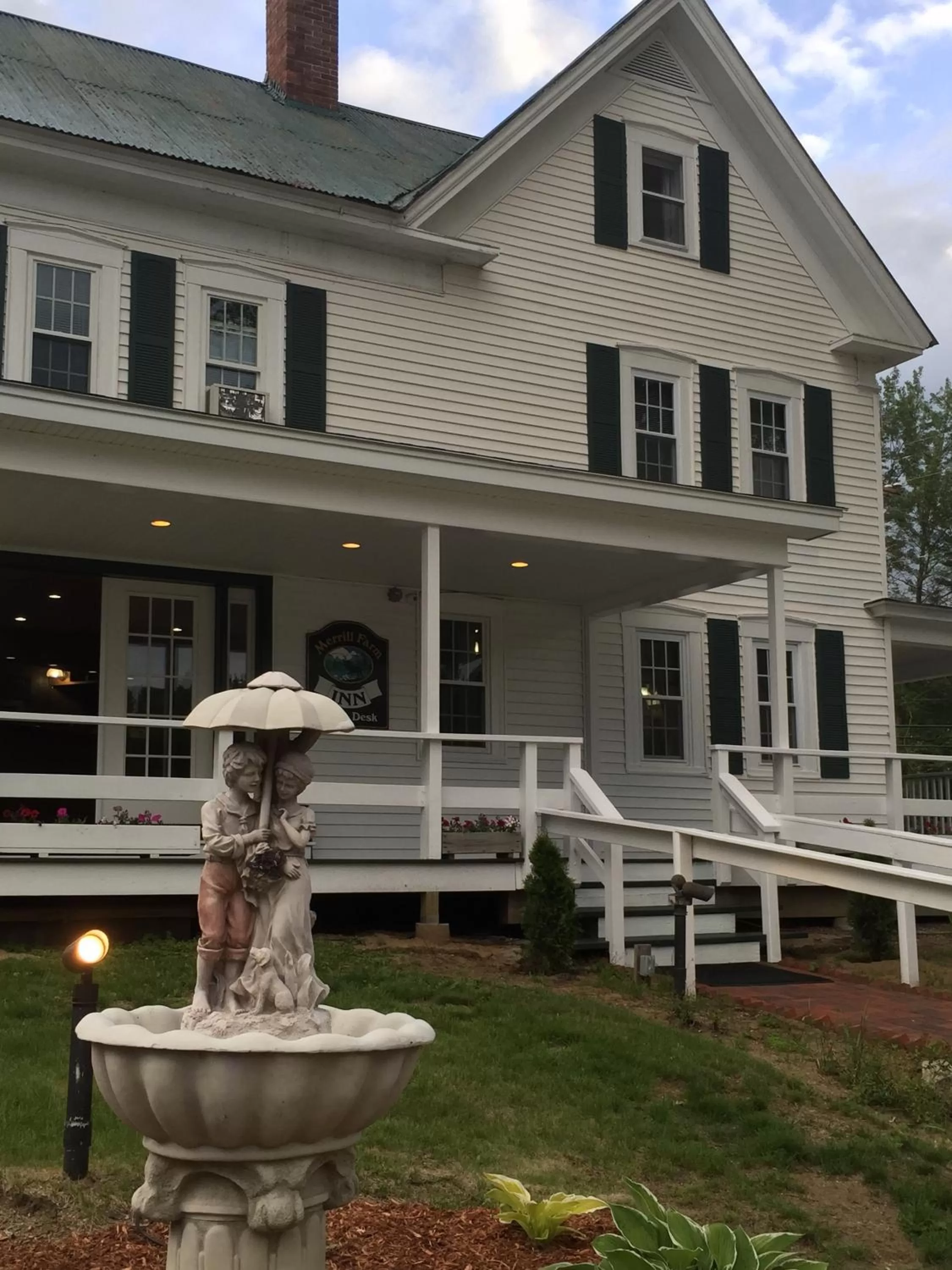 Facade/entrance in Merrill Farm Inn