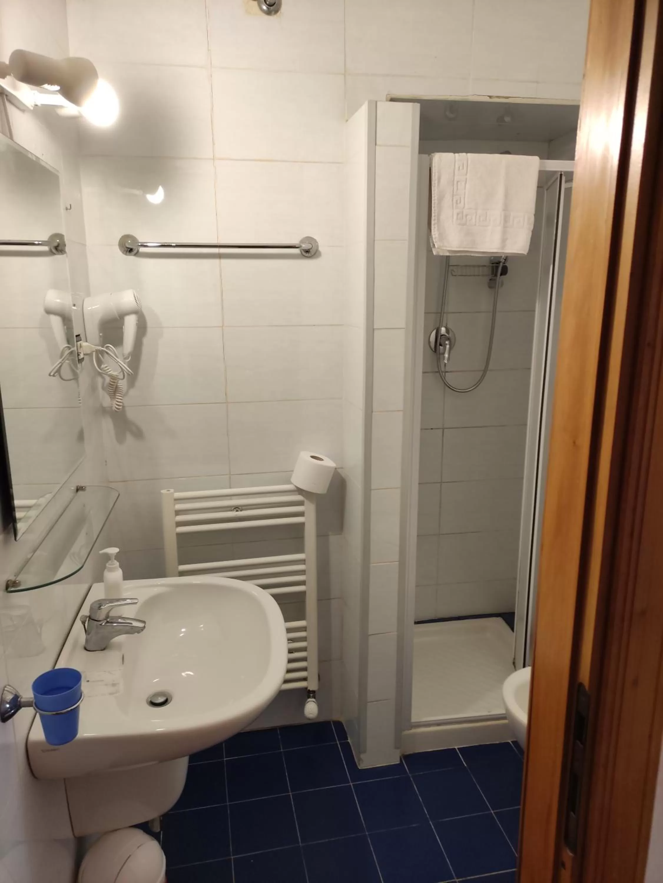 Shower in Hotel Big Bang