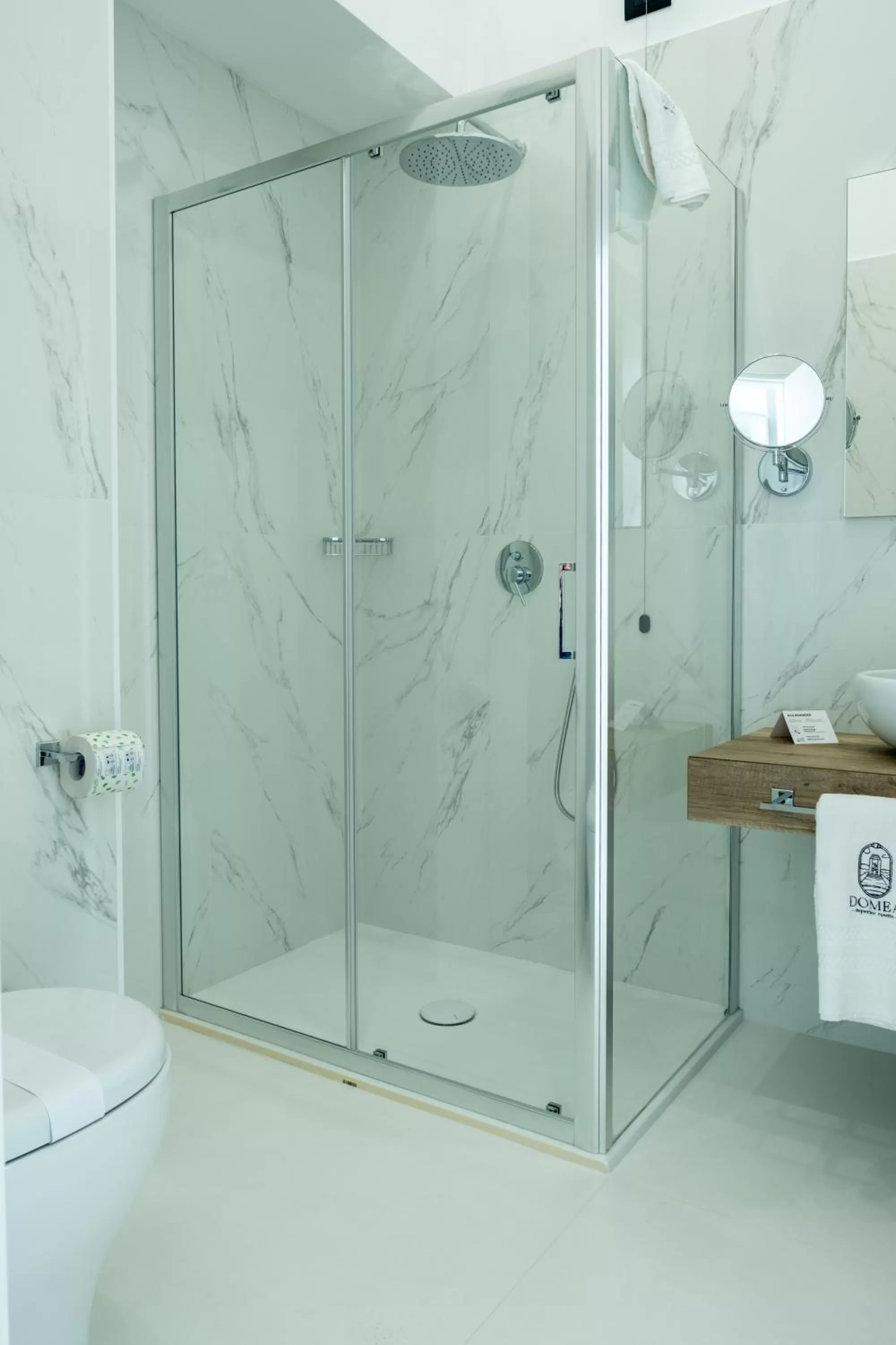 Shower in Domea Superior Rooms Bed and Breakfast