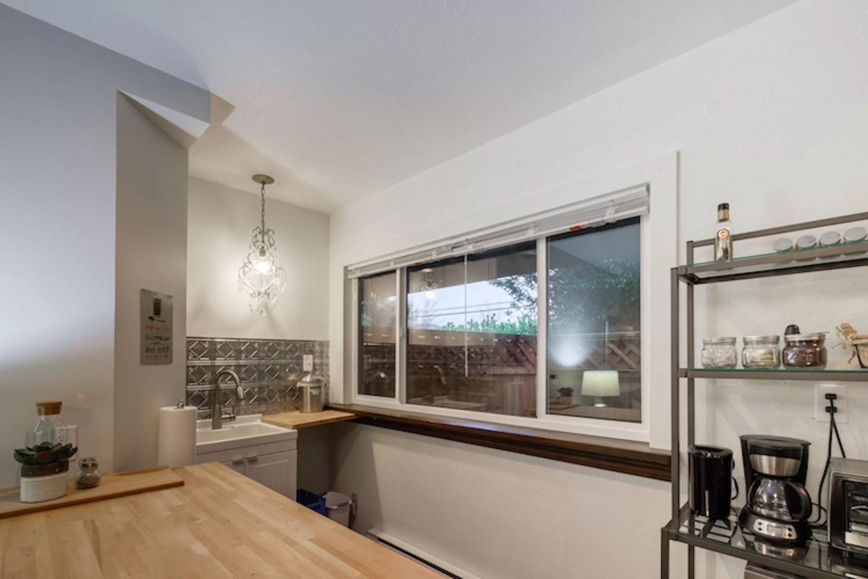 Kitchen or kitchenette, Bed in Bramblebank Cottages