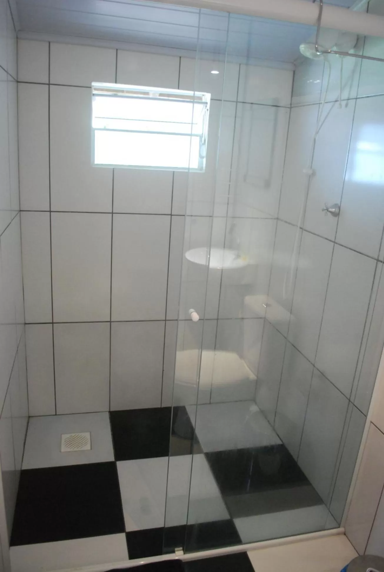 Shower, Bathroom in Pousada Jardim Da Lagoa