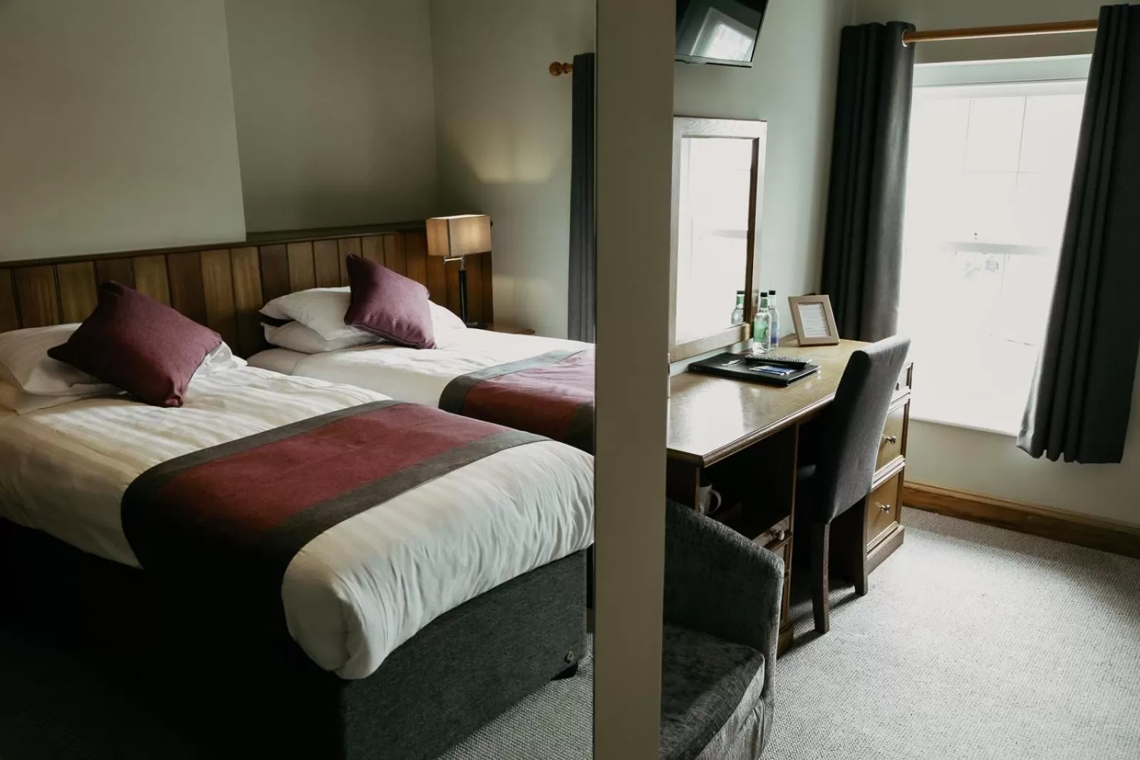 Photo of the whole room, Bed in St. Davids Cross Hotel