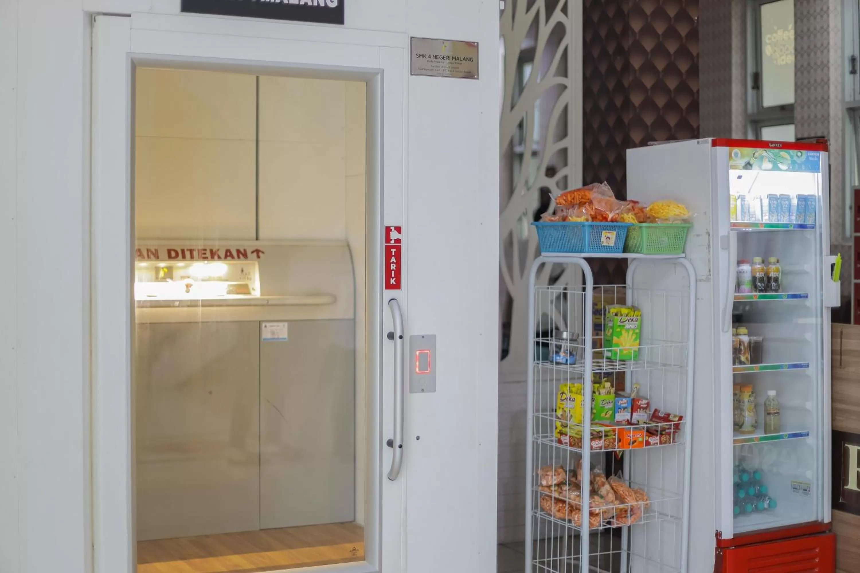 Shopping Area in RedDoorz Syariah @ Klojen Malang