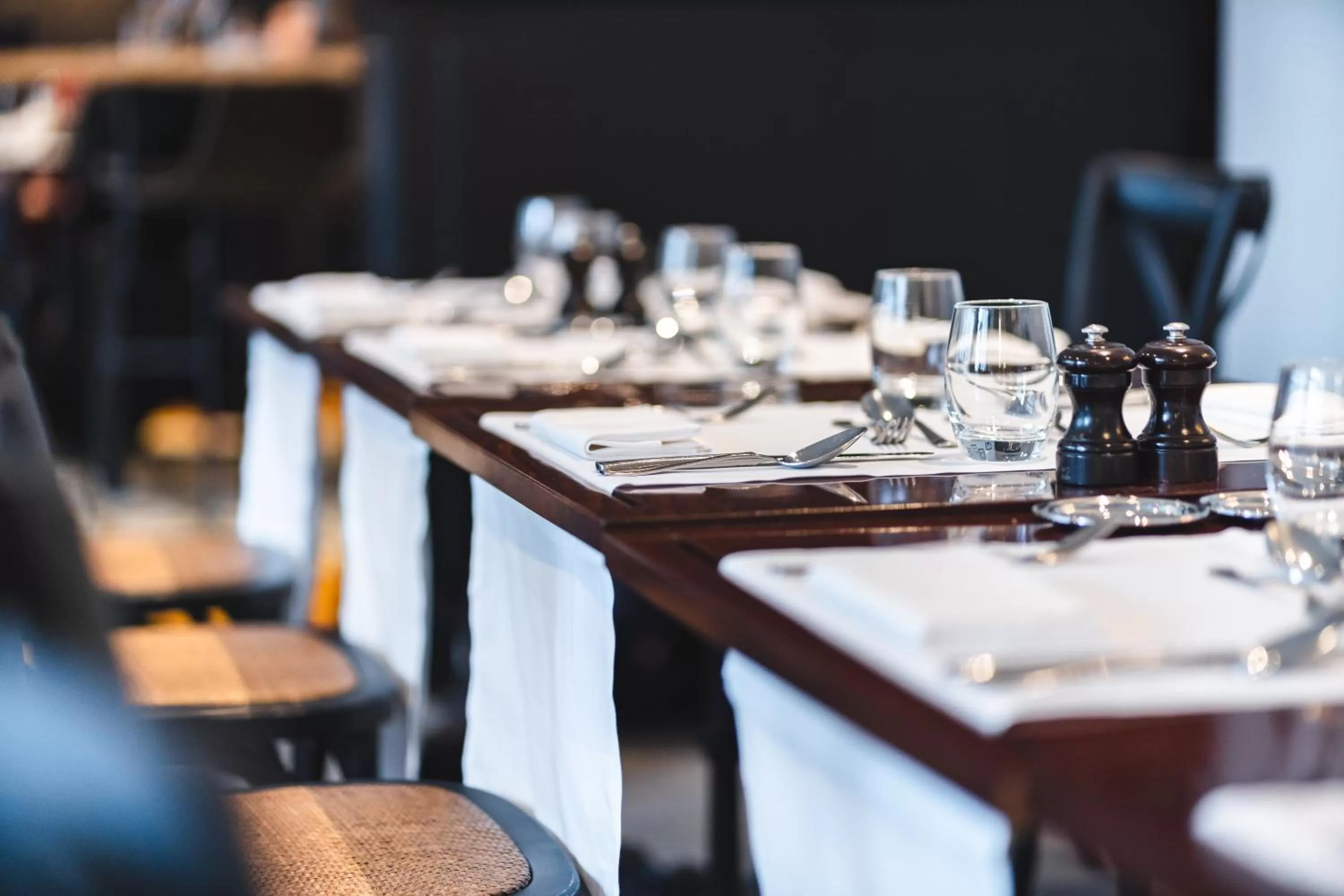 Restaurant/places to eat in Royal Manotel