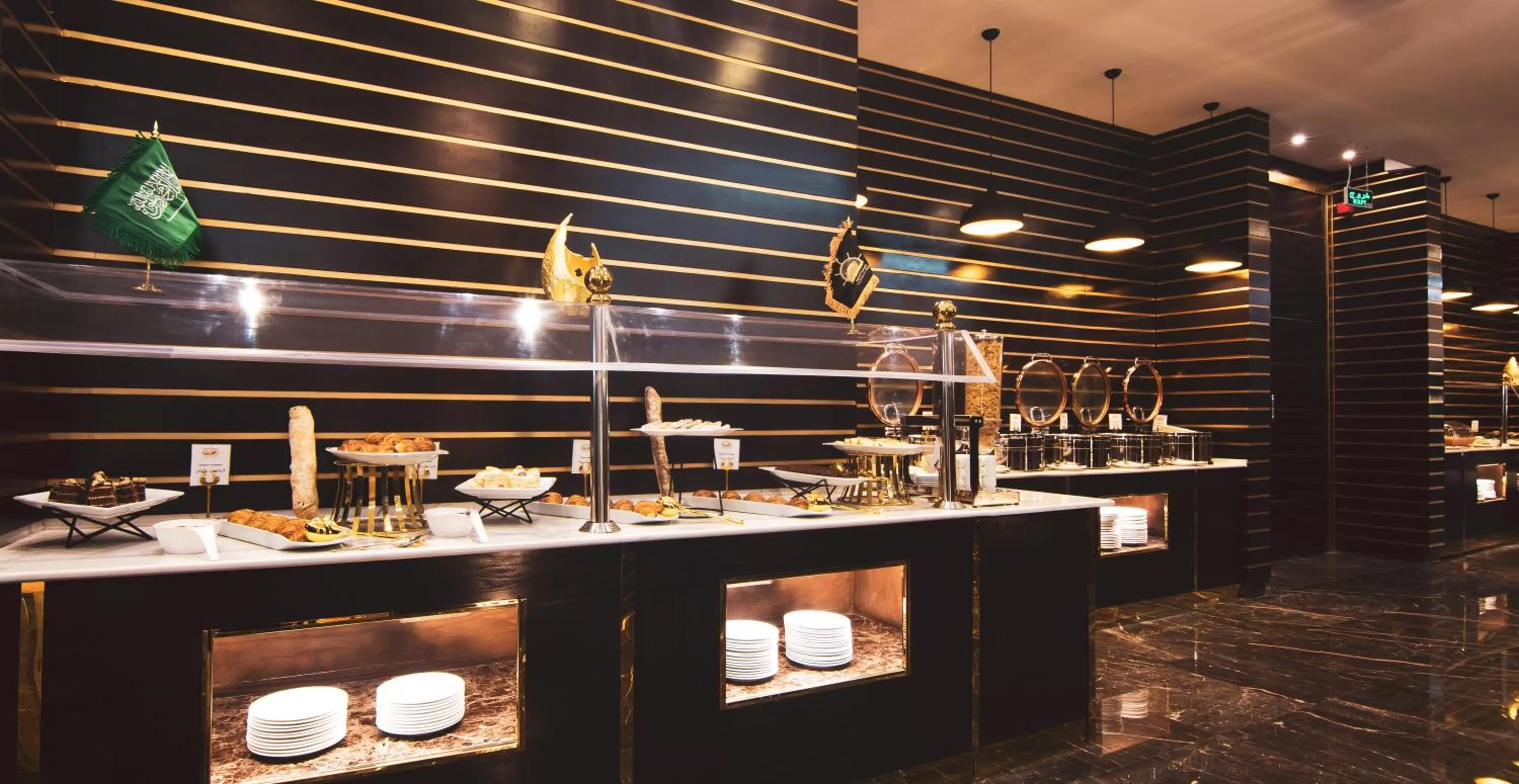 Restaurant/places to eat in Golden Ship Hotel