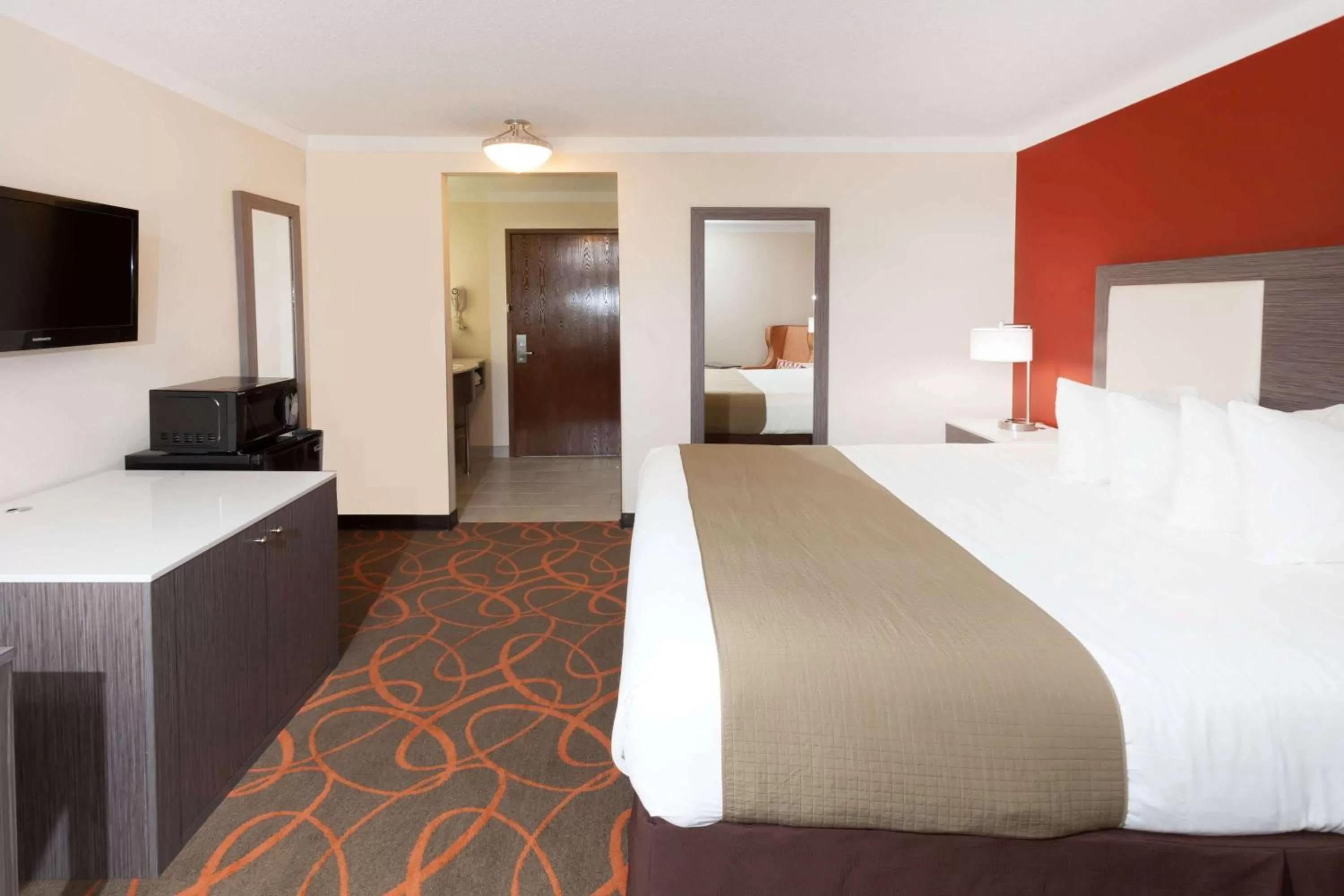 Photo of the whole room, Bed in Baymont by Wyndham Chicago/Alsip