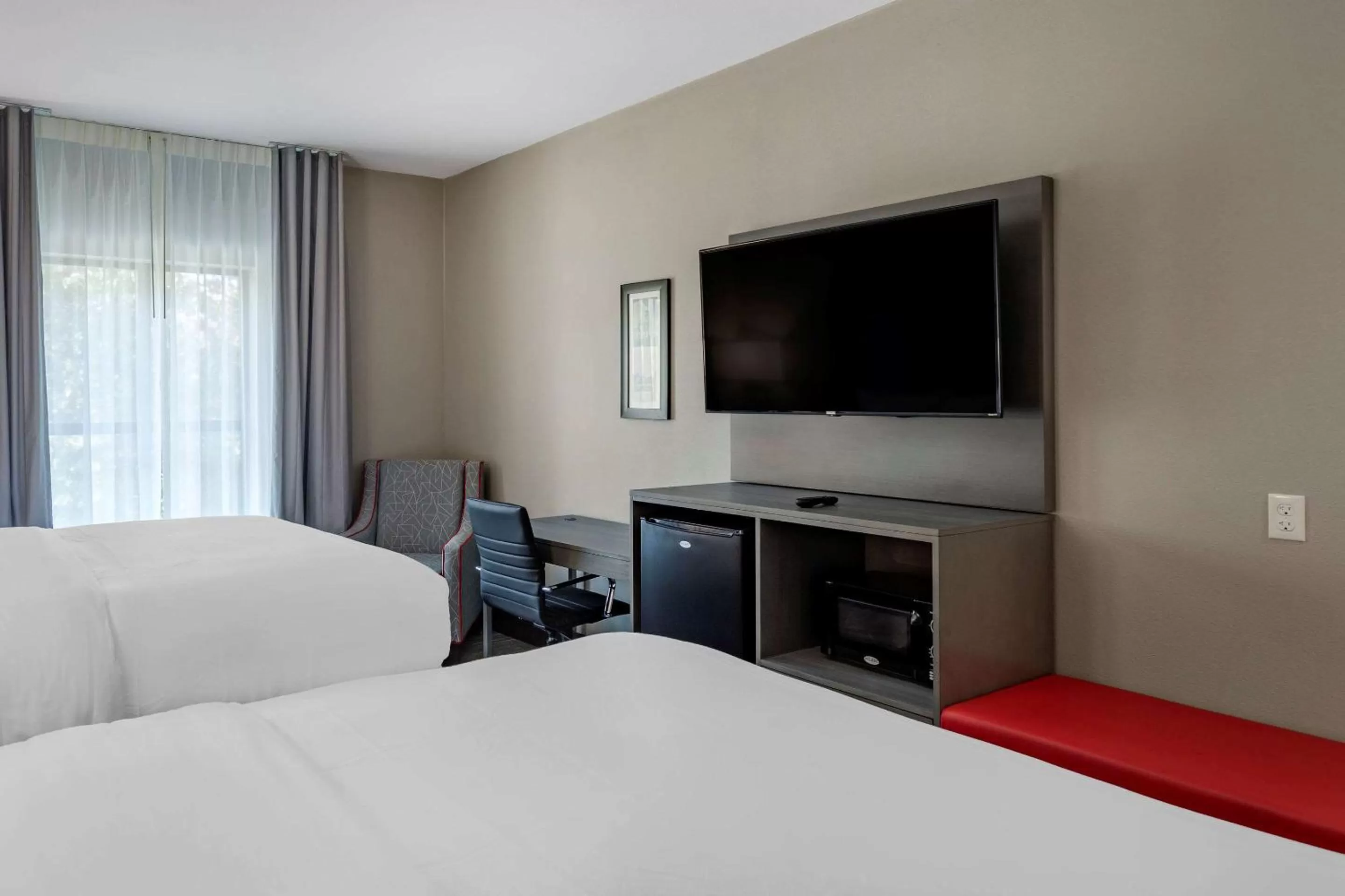 TV and multimedia, Bed in Comfort Inn & Suites Olive Branch - Memphis South