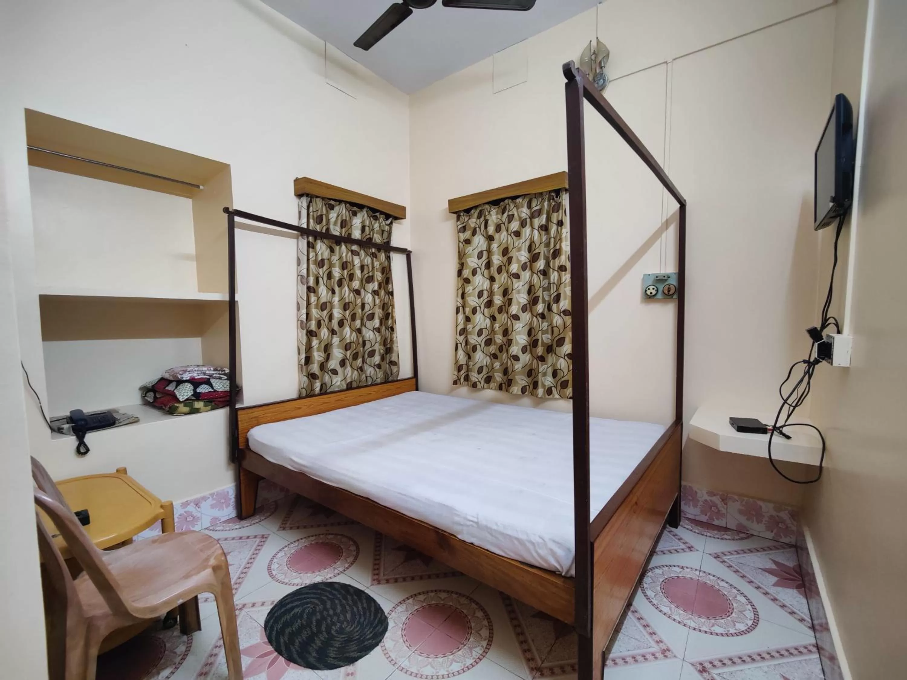 Bed in Monalisa Lodge