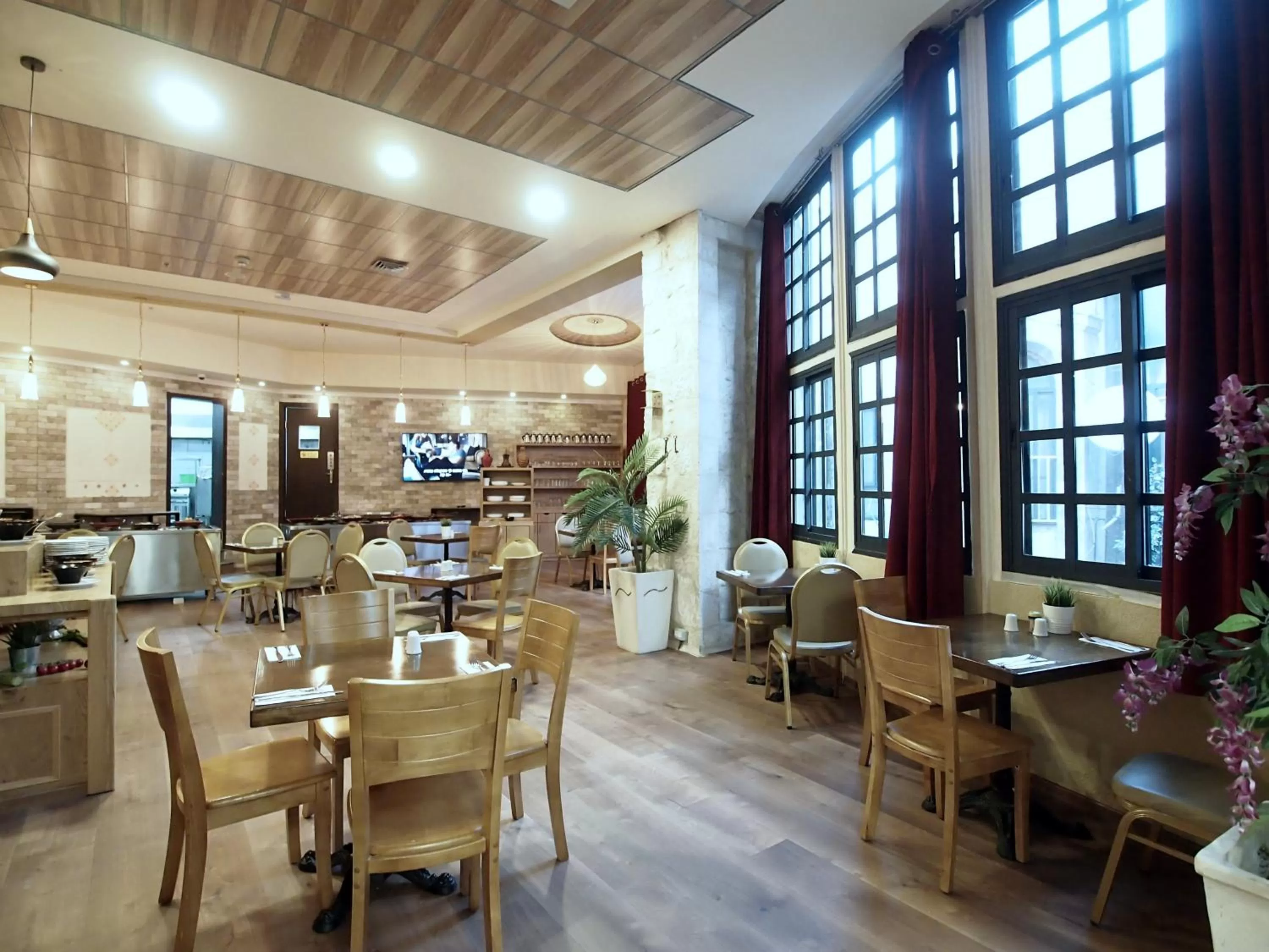 Restaurant/places to eat in New Imperial Hotel