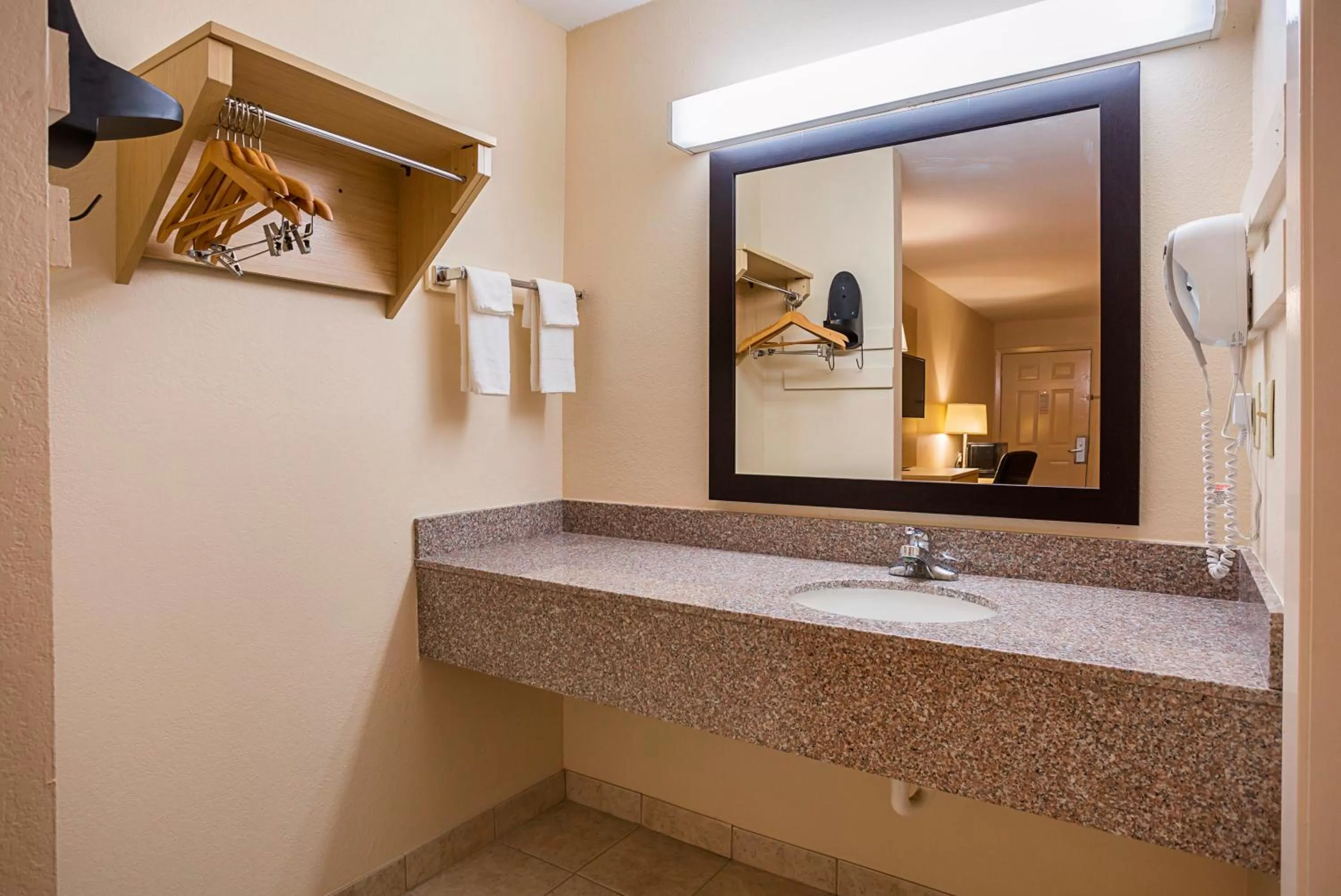 Bathroom in Red Roof Inn West Memphis, AR