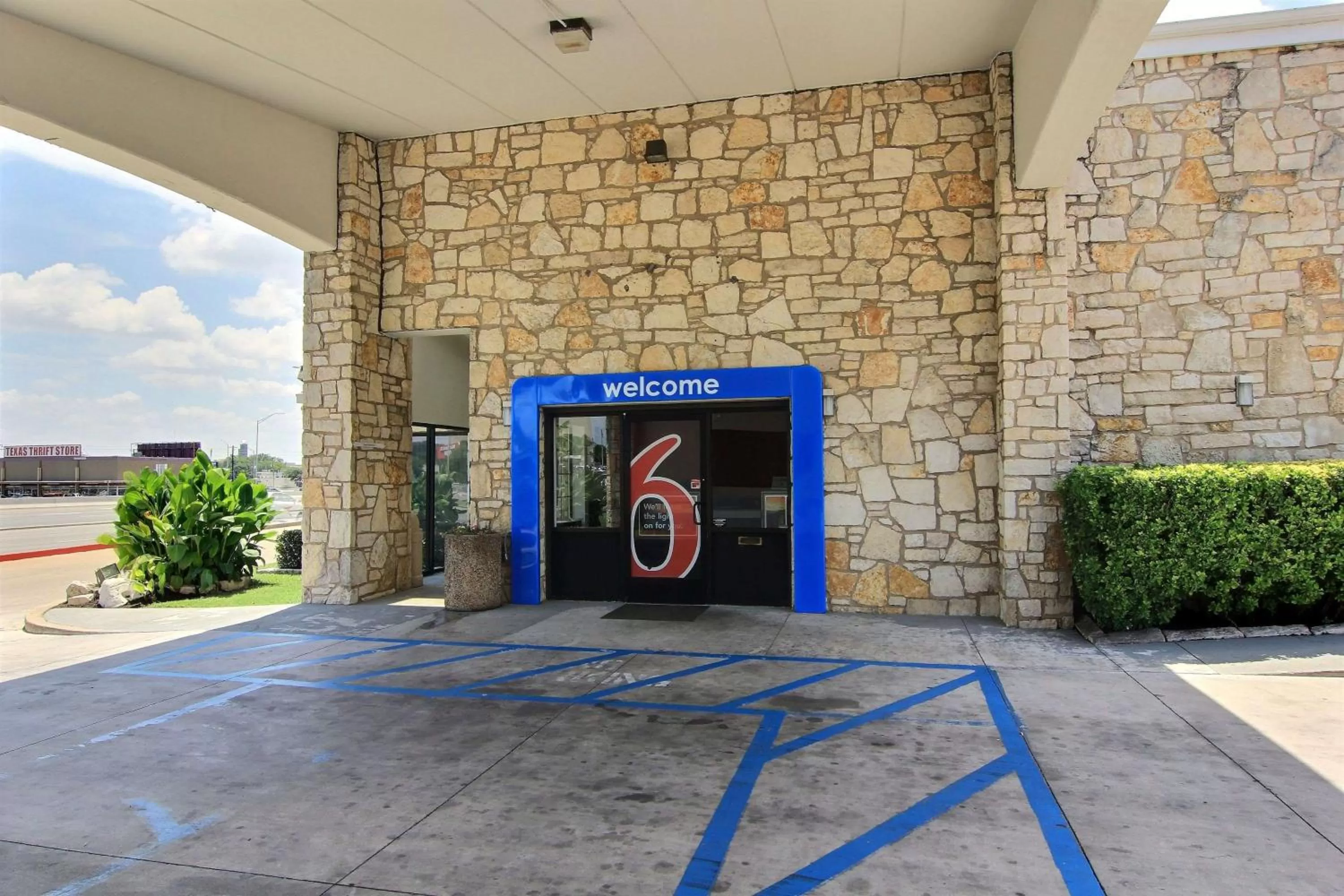Property building in Motel 6 Austin, TX - Central Downtown UT