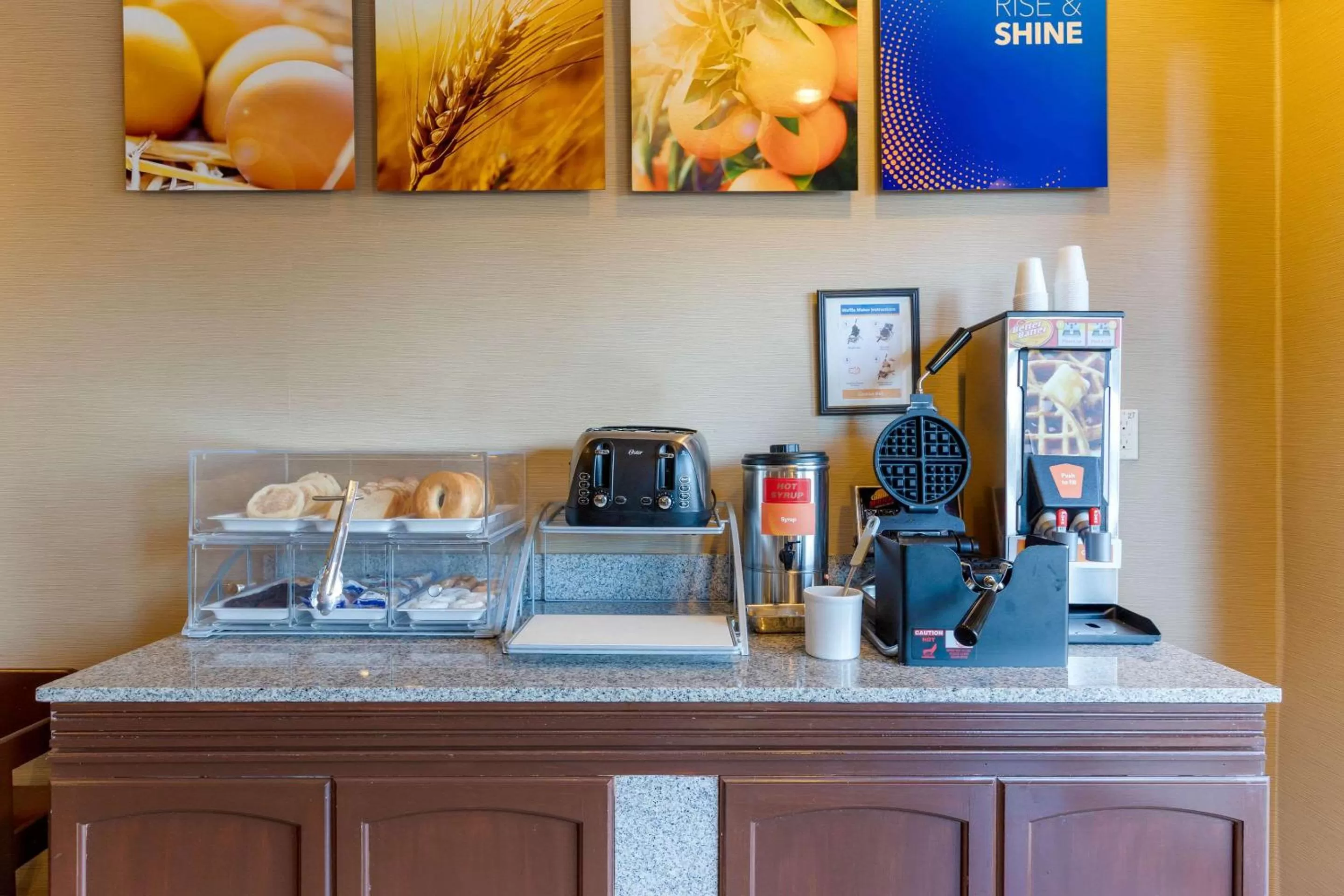 Restaurant/places to eat in Comfort Suites South Haven near I-96