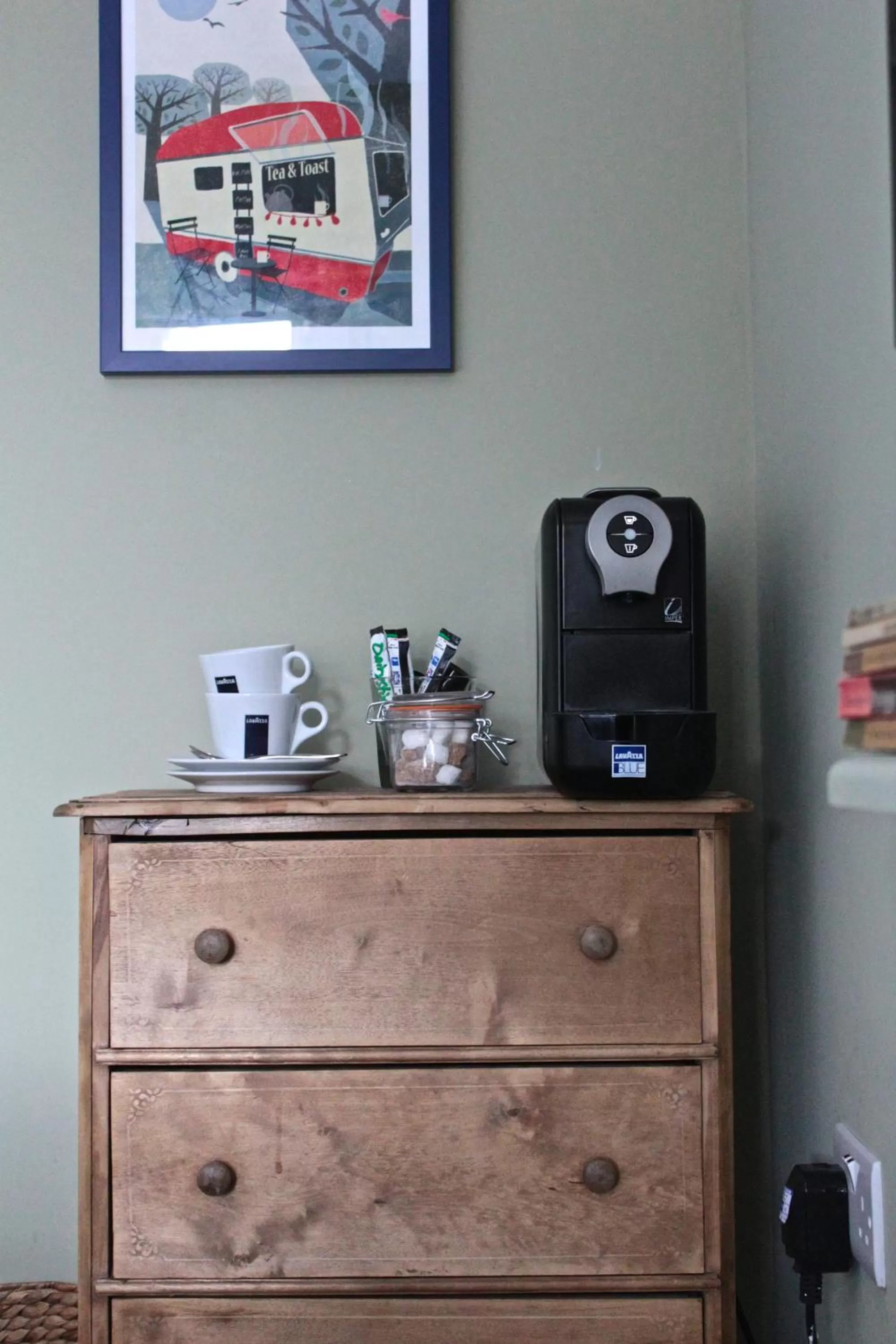 Coffee/tea facilities in Bel and The Dragon-Cookham