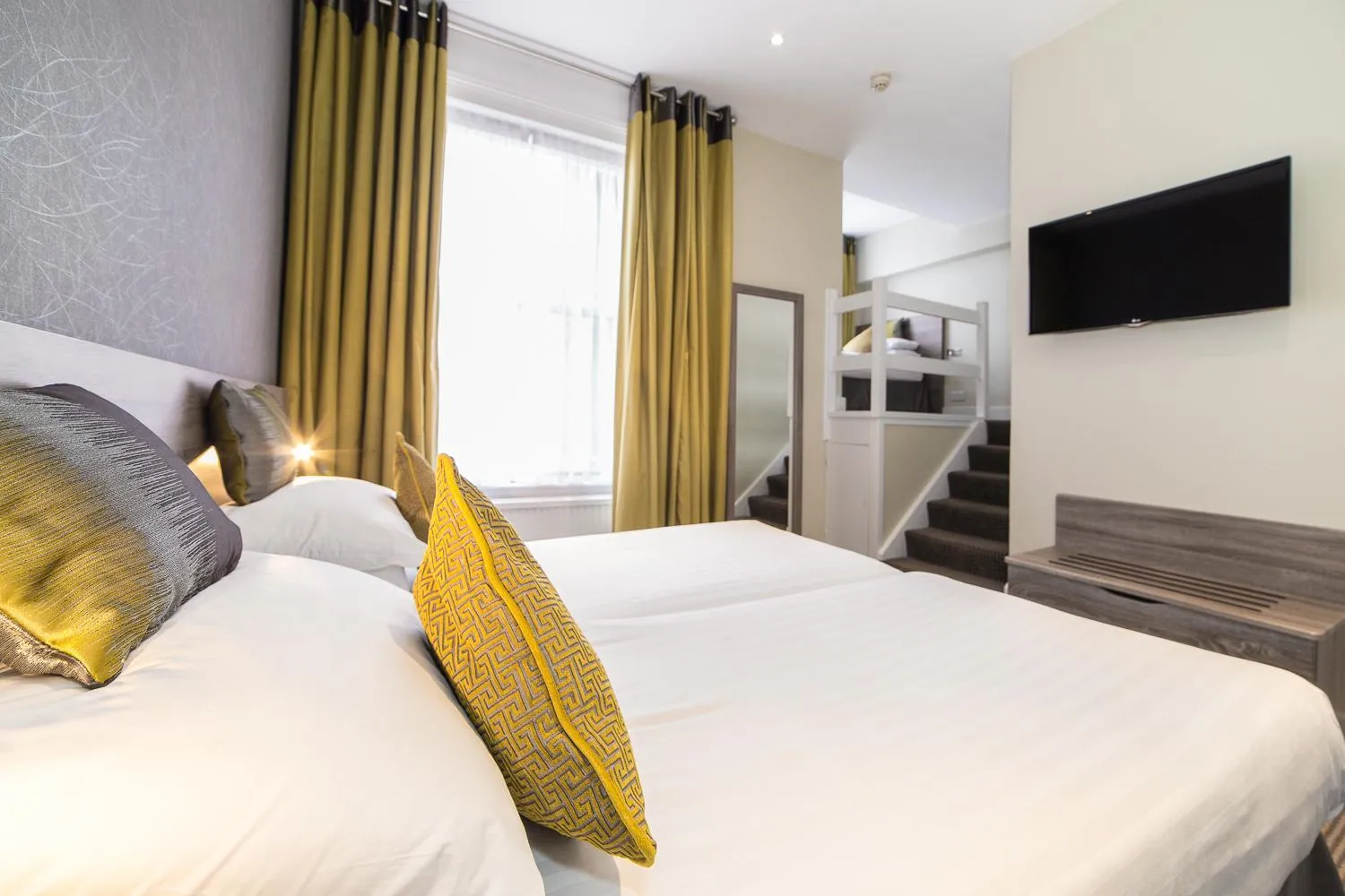 Bedroom, Bed in Phoenix Hotel