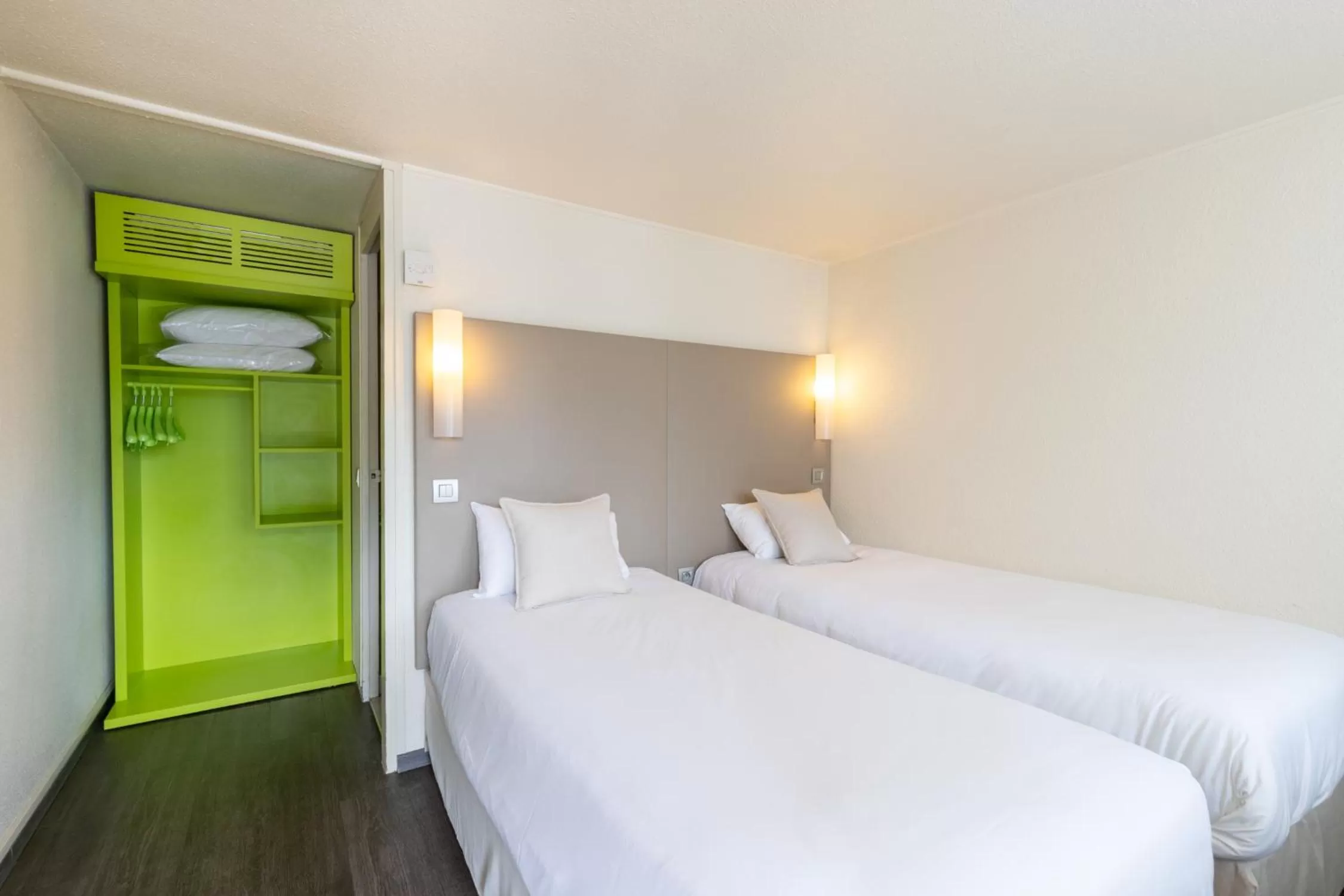 Photo of the whole room, Bed in Campanile Reims Ouest - Tinqueux