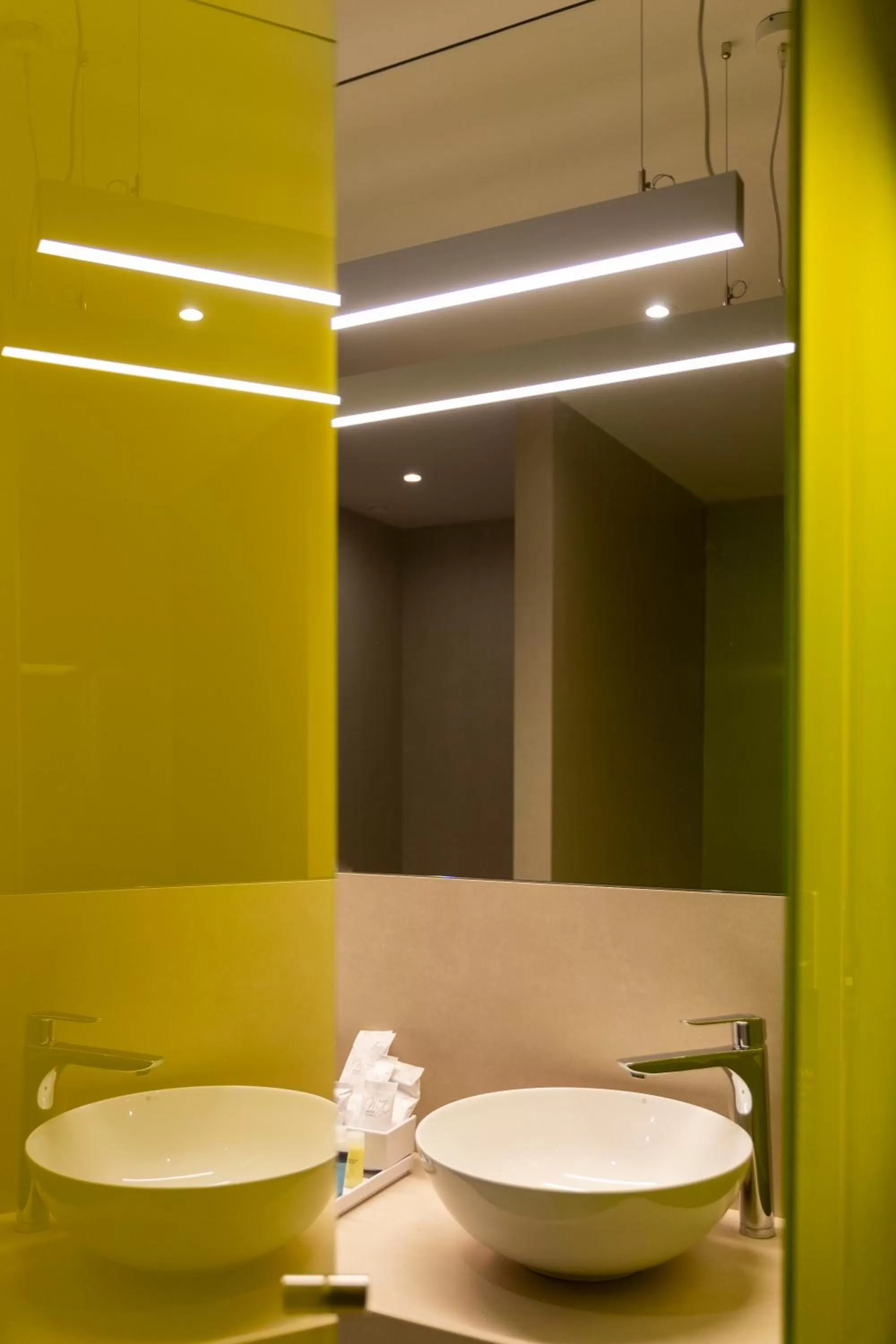 Toilet in Hotel Macià Sevilla Kubb