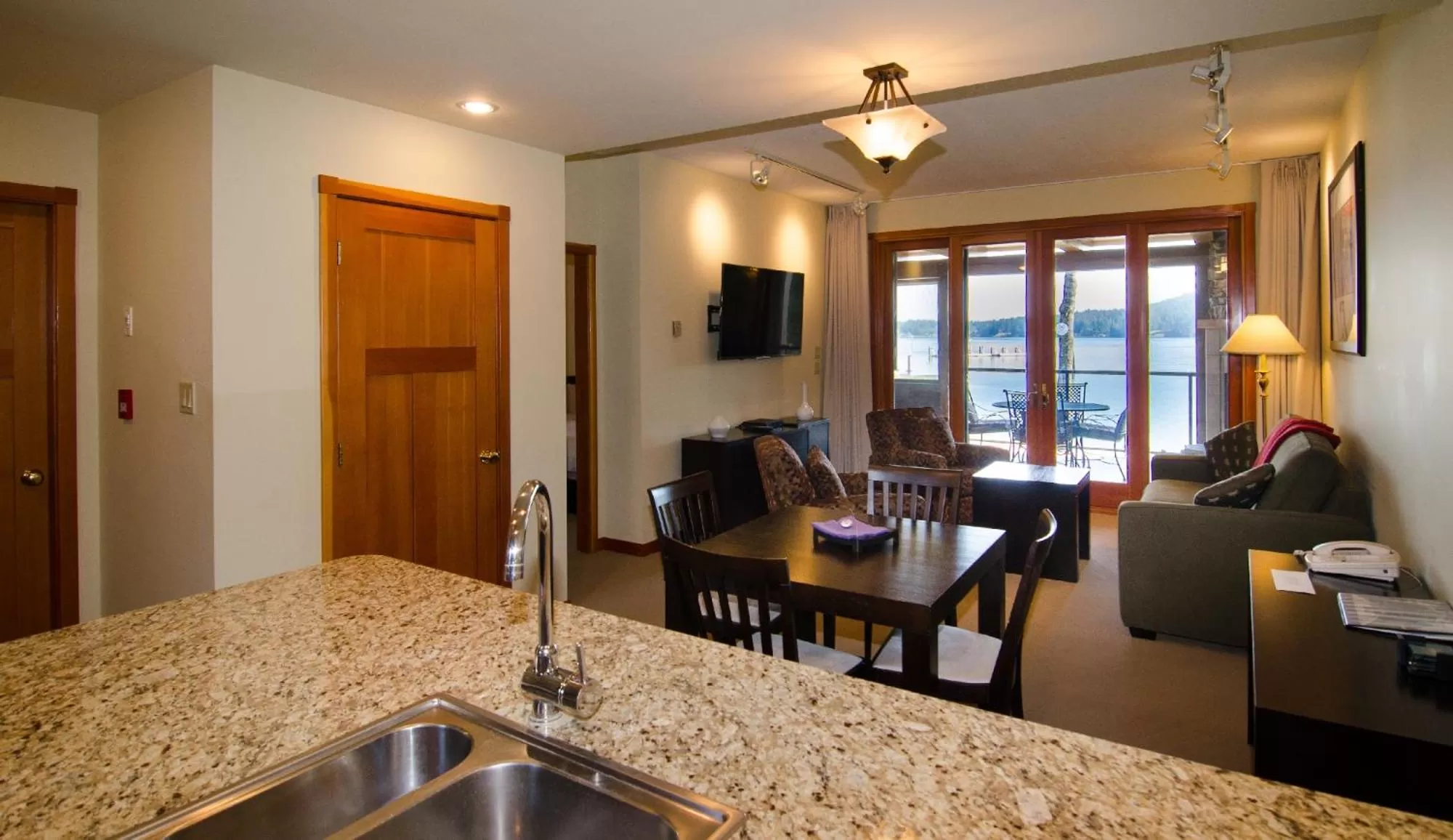 TV and multimedia in Galiano Oceanfront Inn & Spa