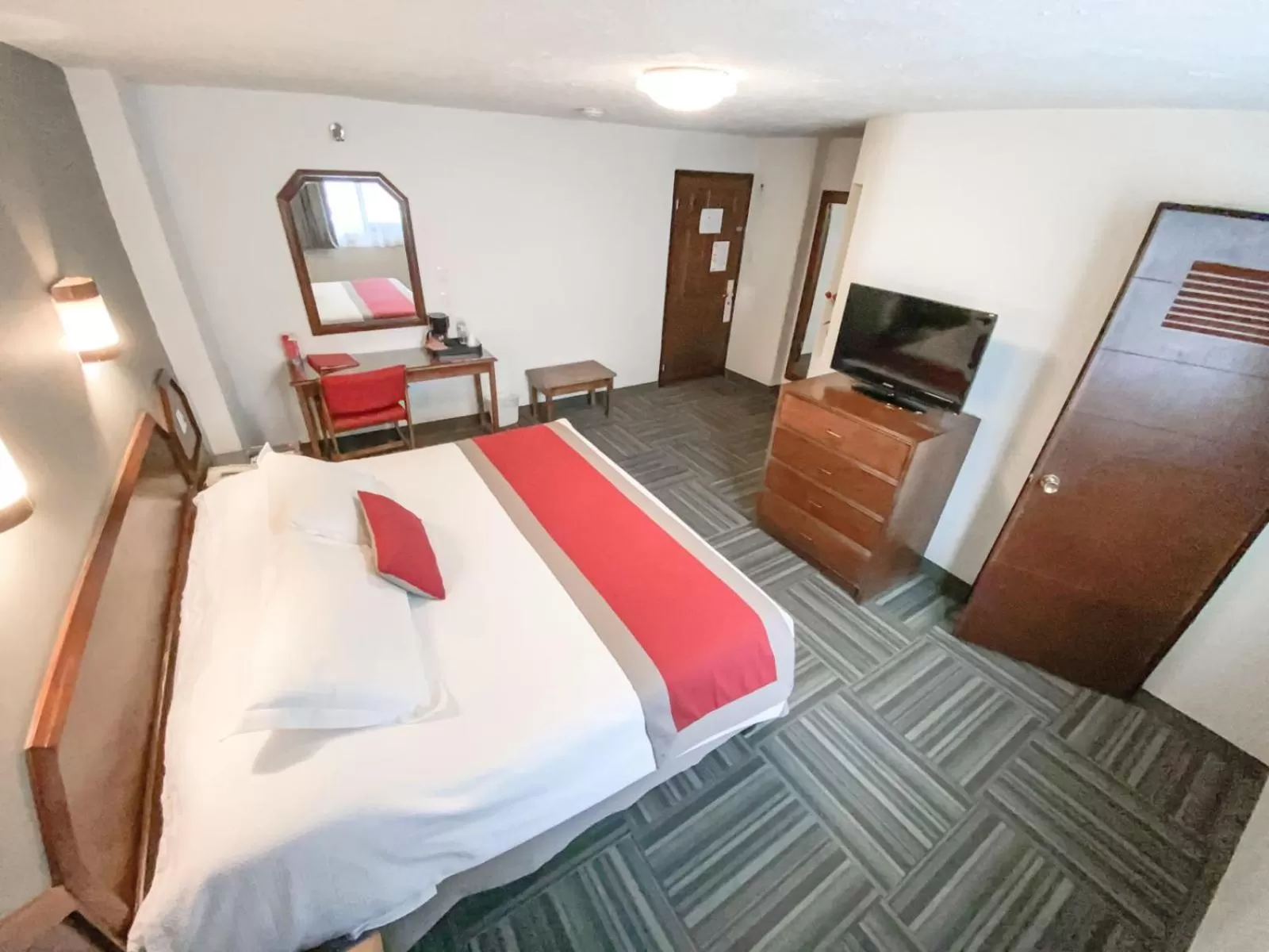 Bedroom, Bed in Ramada Plaza by Wyndham Leon