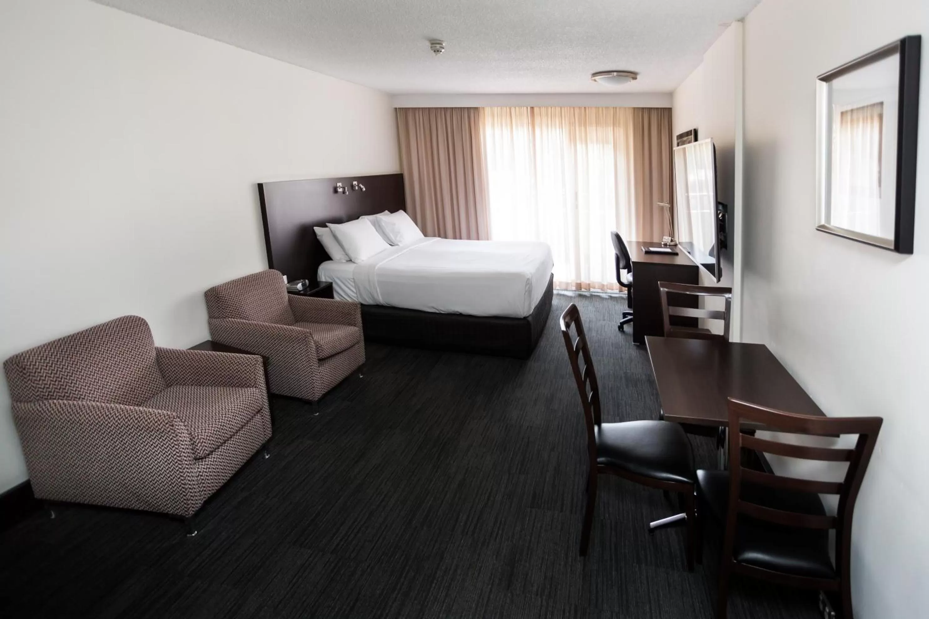 Living room, Bed in St Ives Apartments