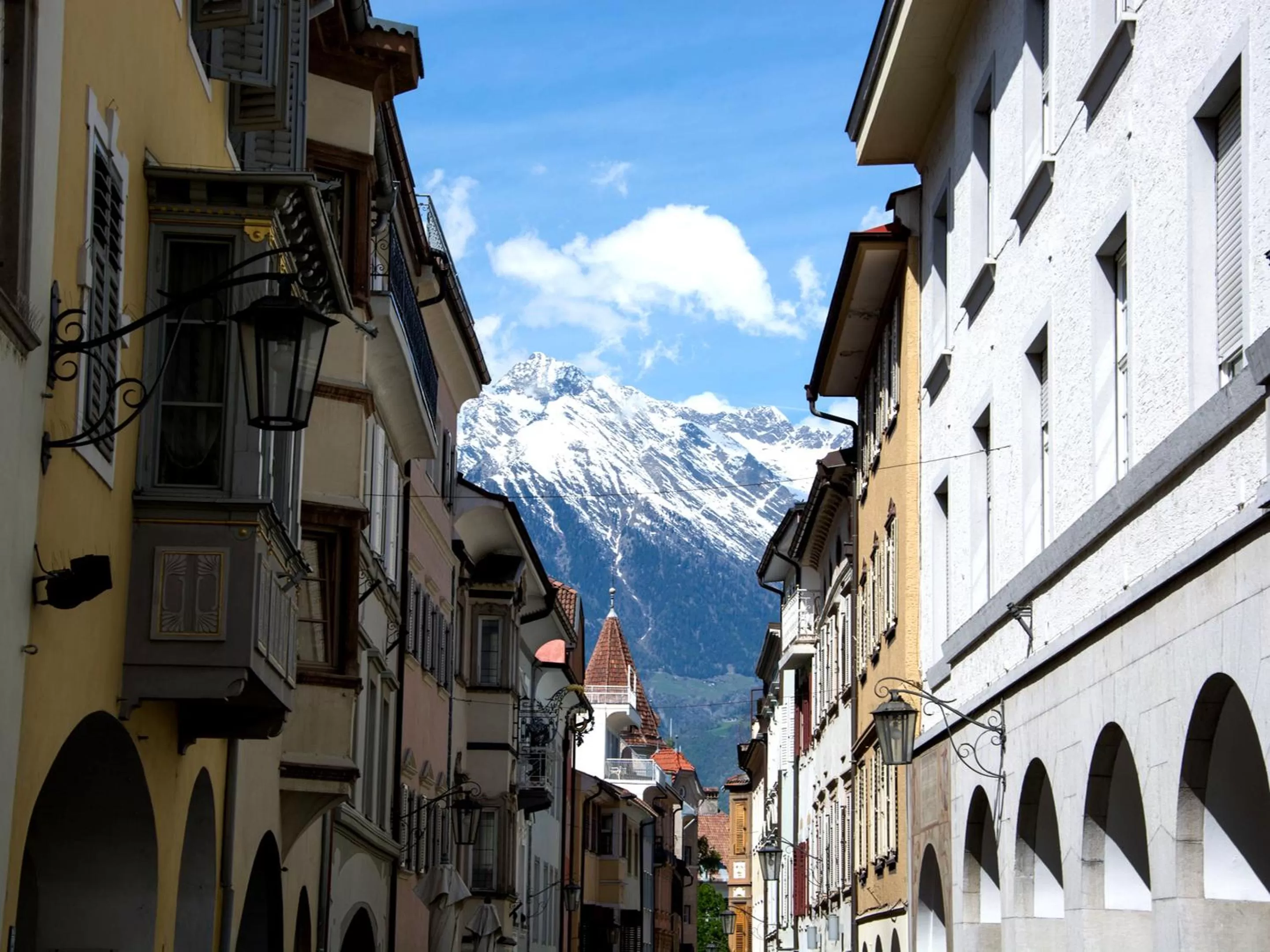 Shopping Area in Flora Hotel & Suites
