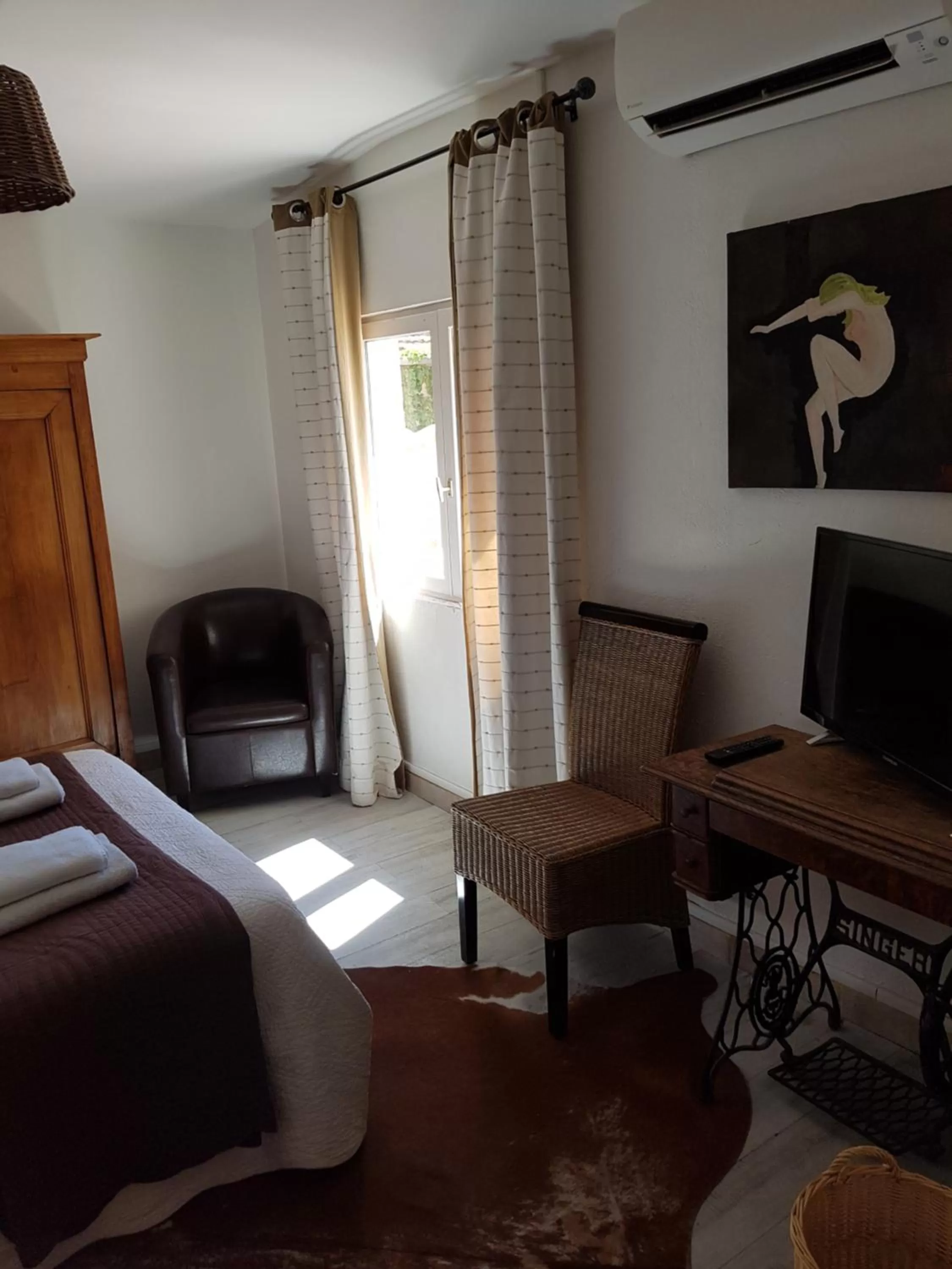 Decorative detail, Bed in Hôtel Restaurant Le Provençal