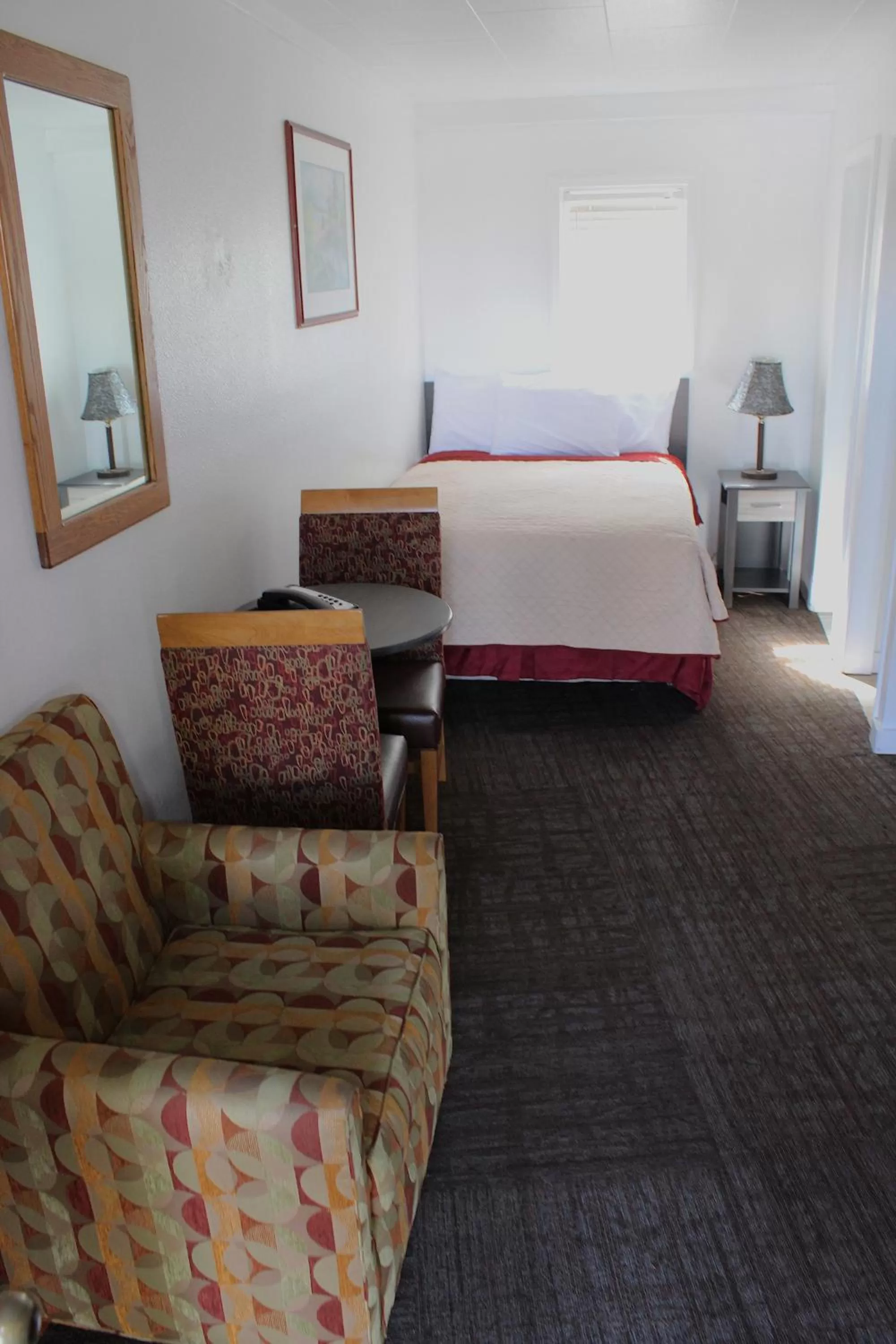 Bed in Chalet Motel - Affordable Stay in Central Bend