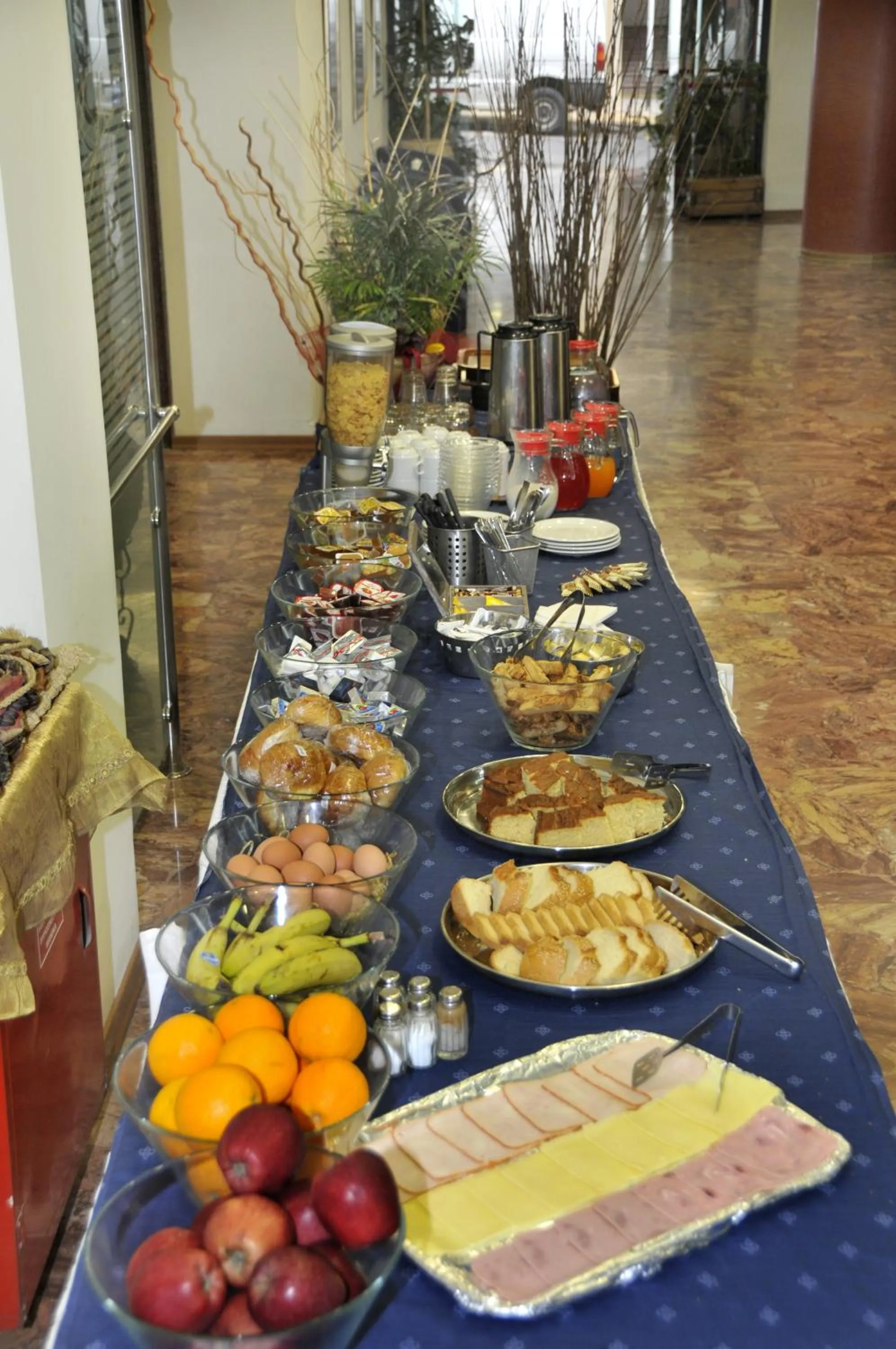 Restaurant/places to eat in Hotel Elena