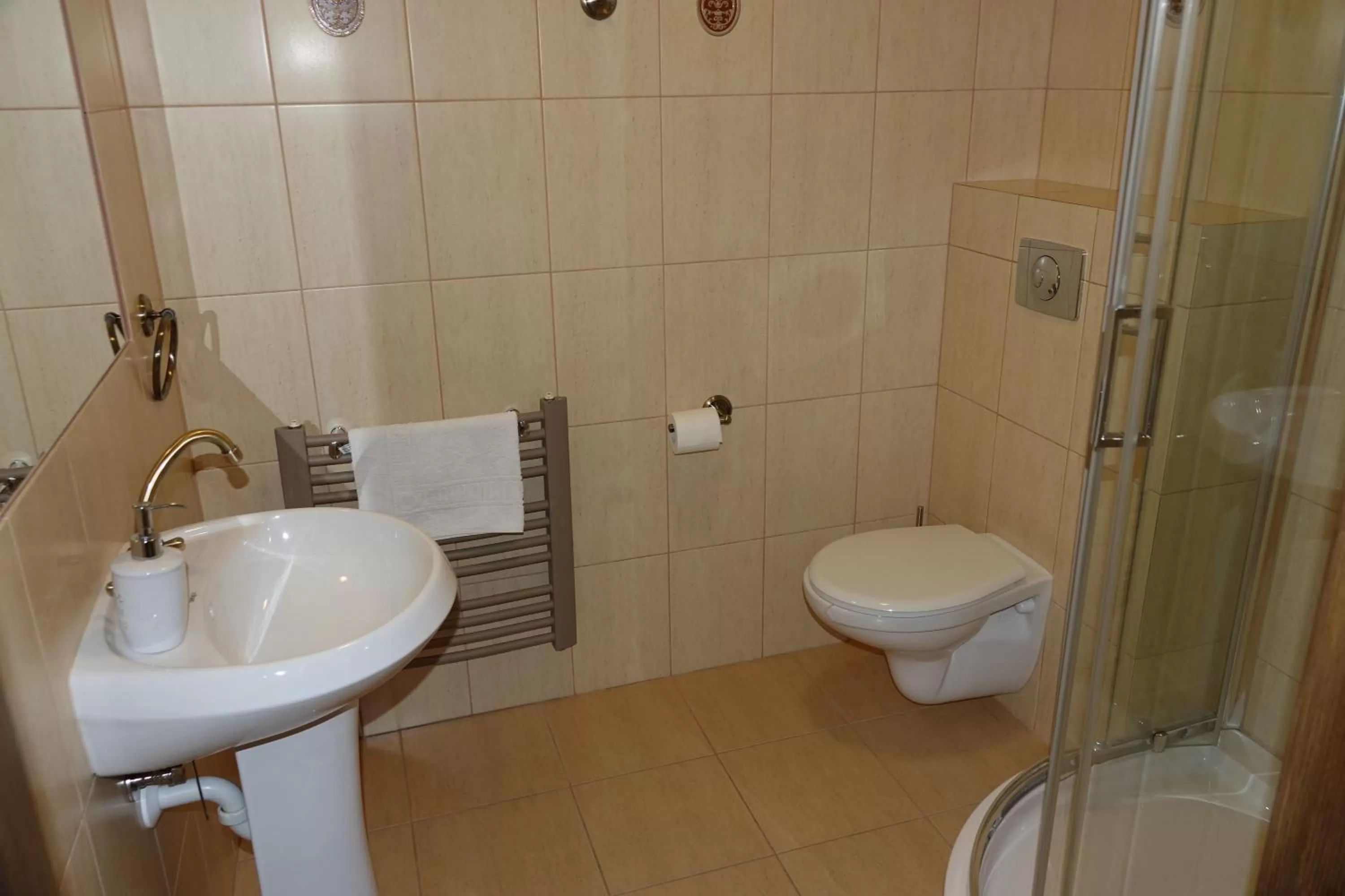 Bathroom in Gościniec Dworski w Ropie