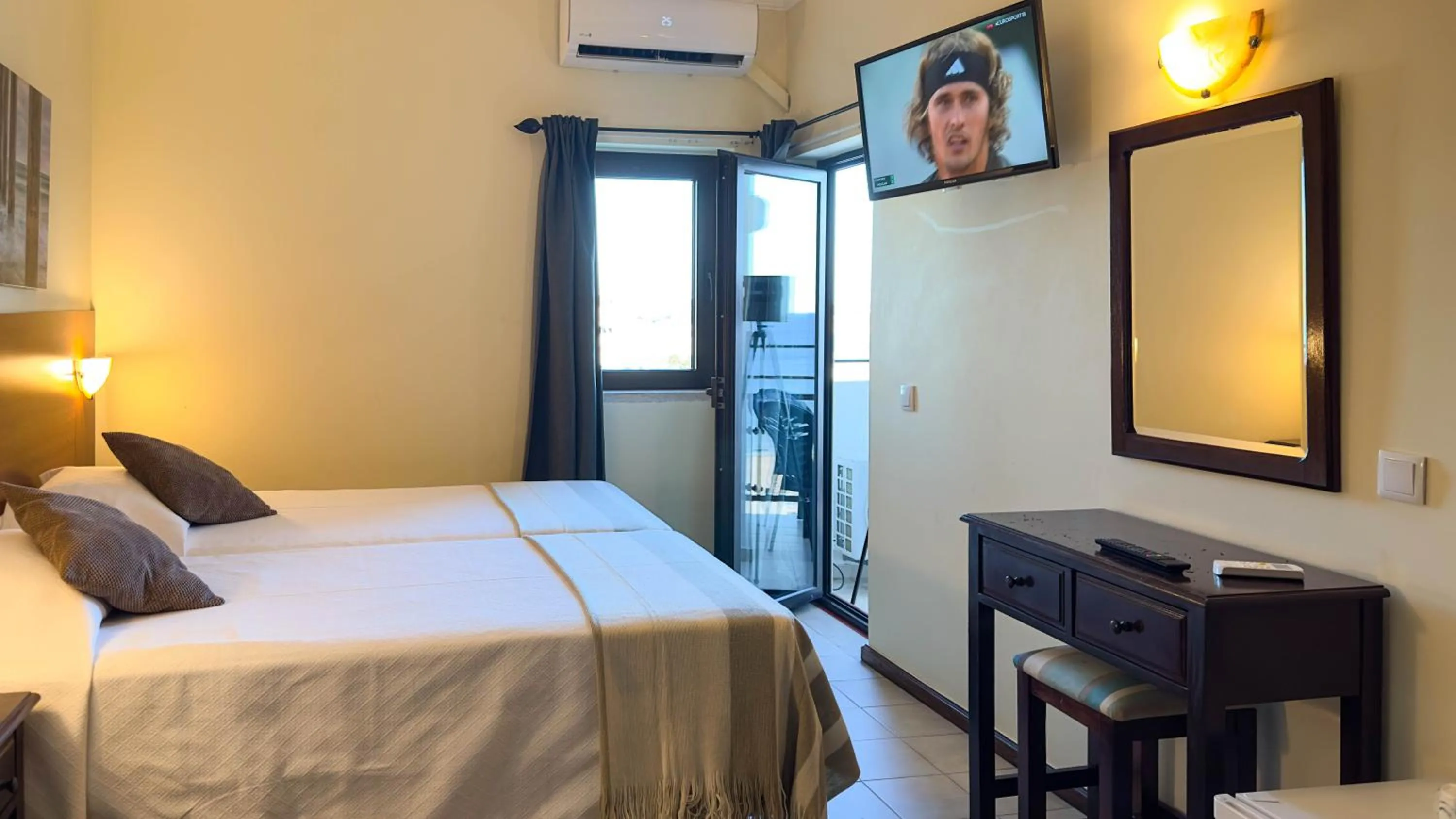 TV and multimedia, Bed in Hotel Avenida Praia