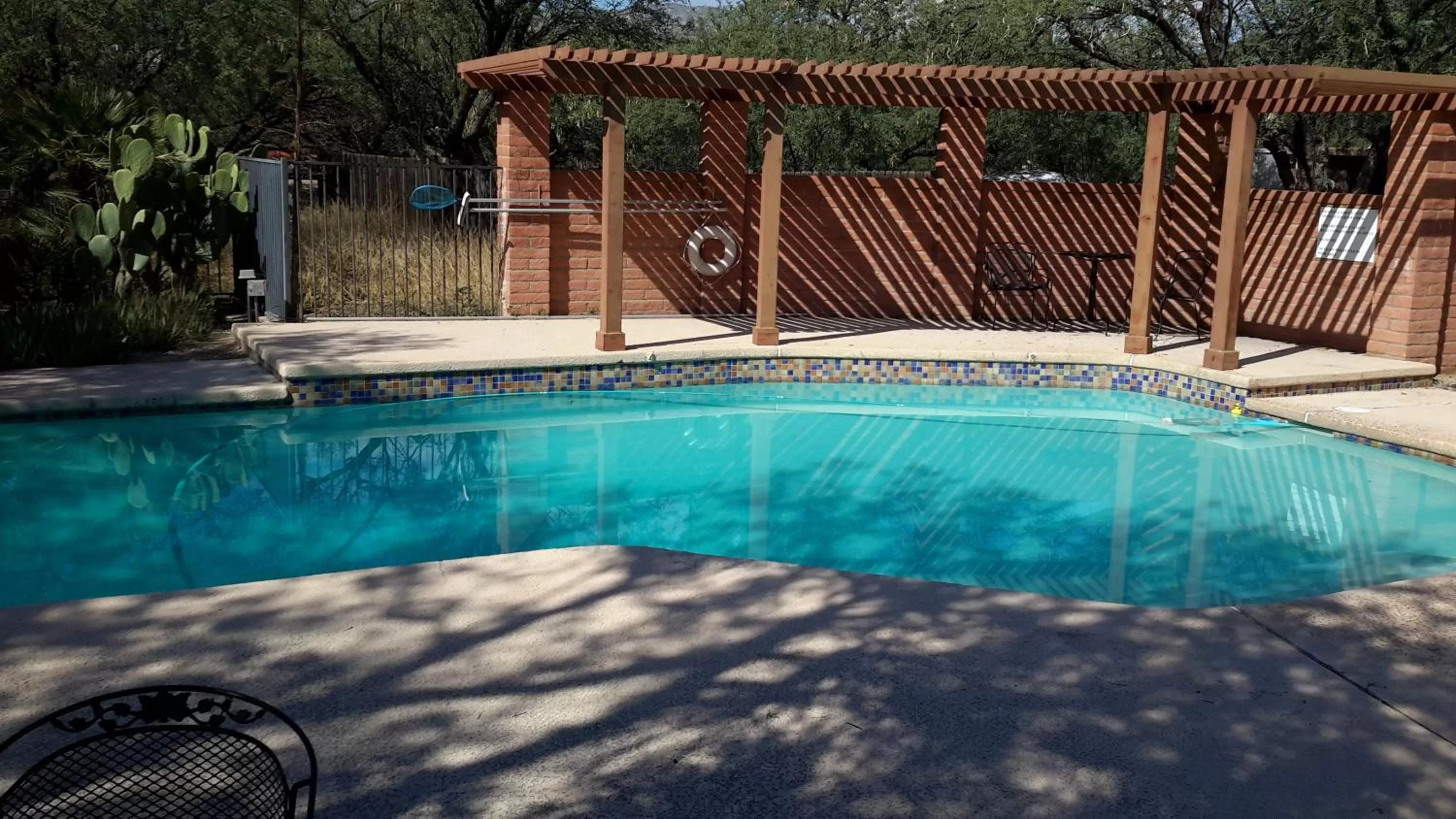 Swimming pool in Desert Trails Bed & Breakfast
