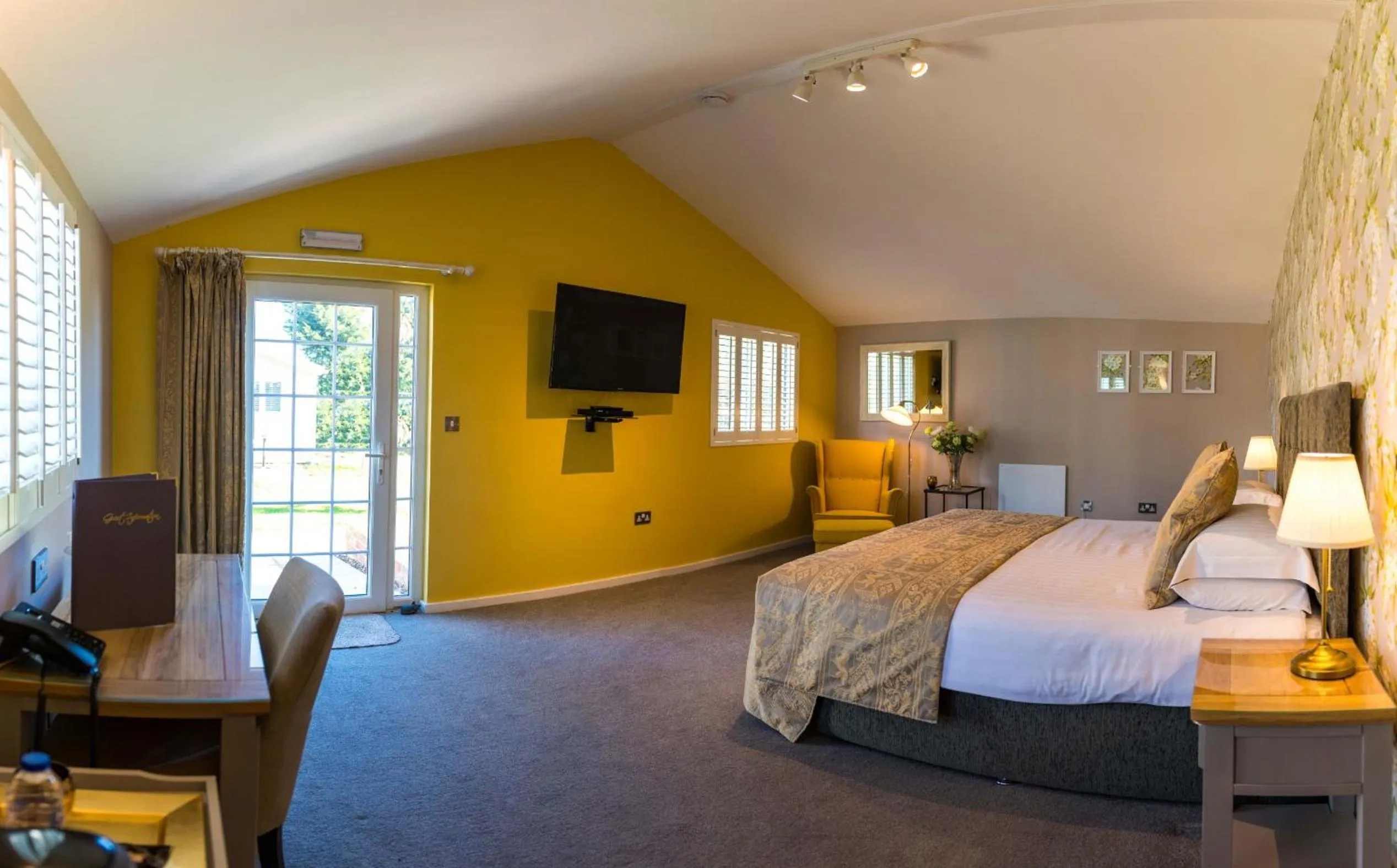 Photo of the whole room, Bed in Manor Court Hotel