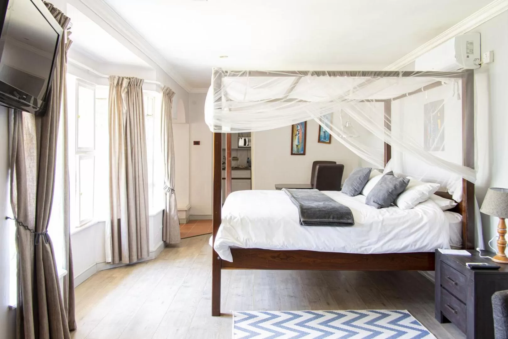 Bed in The Leslie - Bed & Breakfast