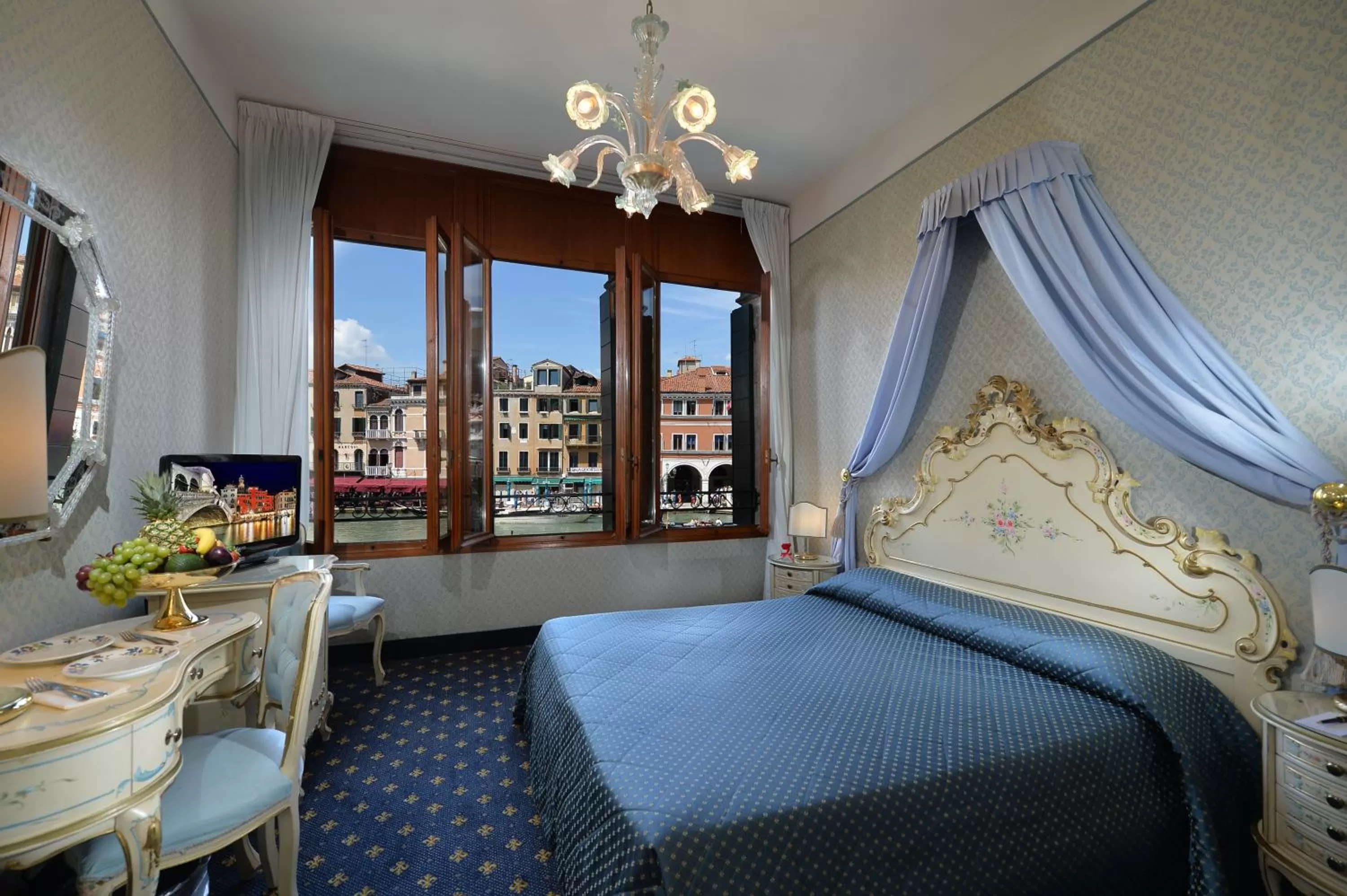 View (from property/room), Bed in Hotel Rialto