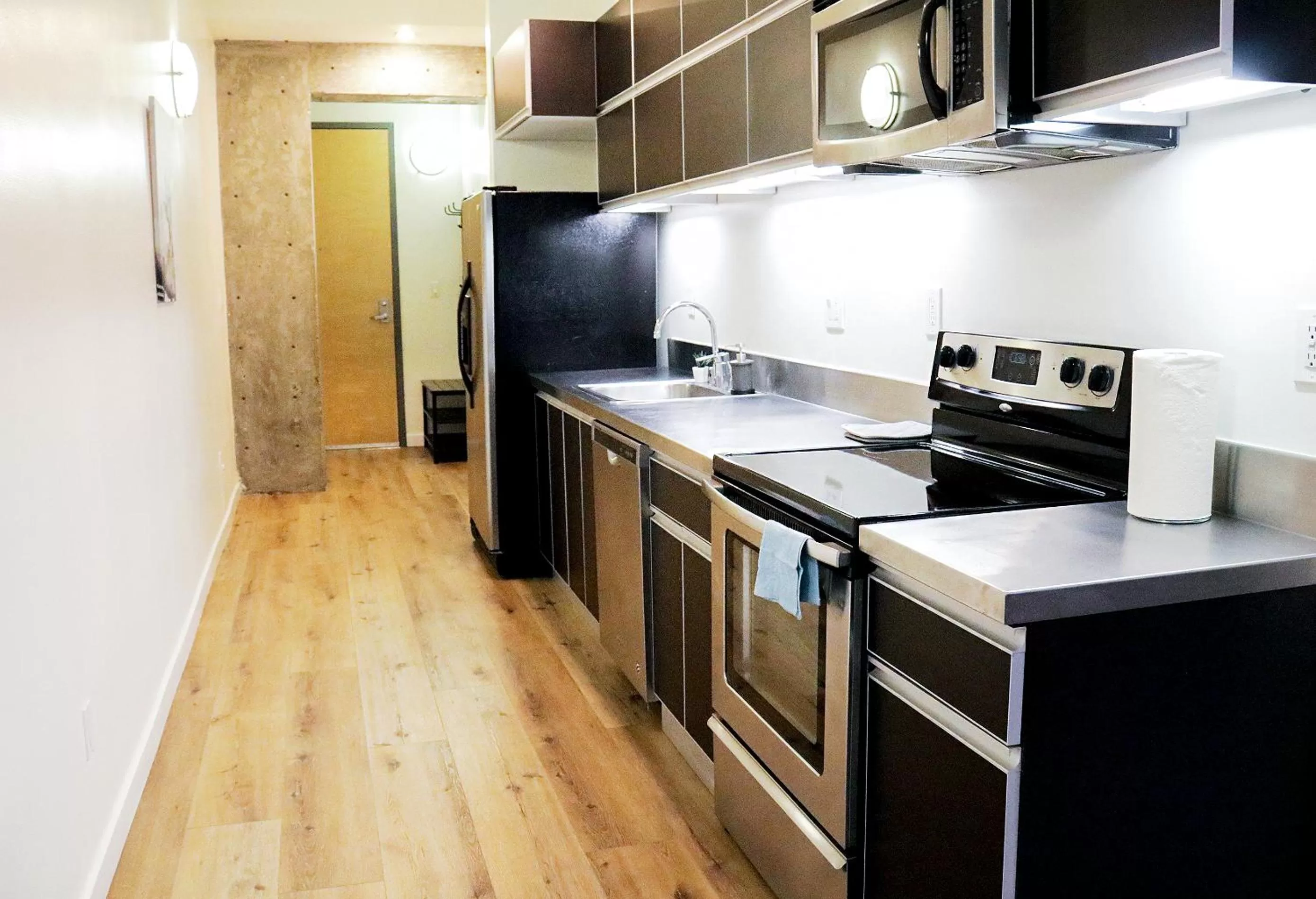 Kitchen or kitchenette, Kitchen/Kitchenette in The Haas Suites