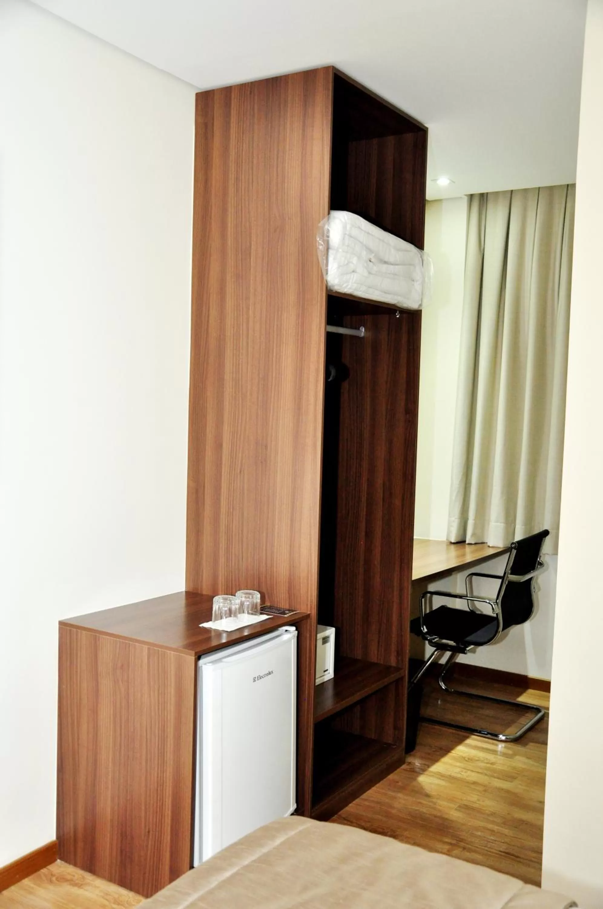 Bedroom, TV/Entertainment Center in Hotel Mohave