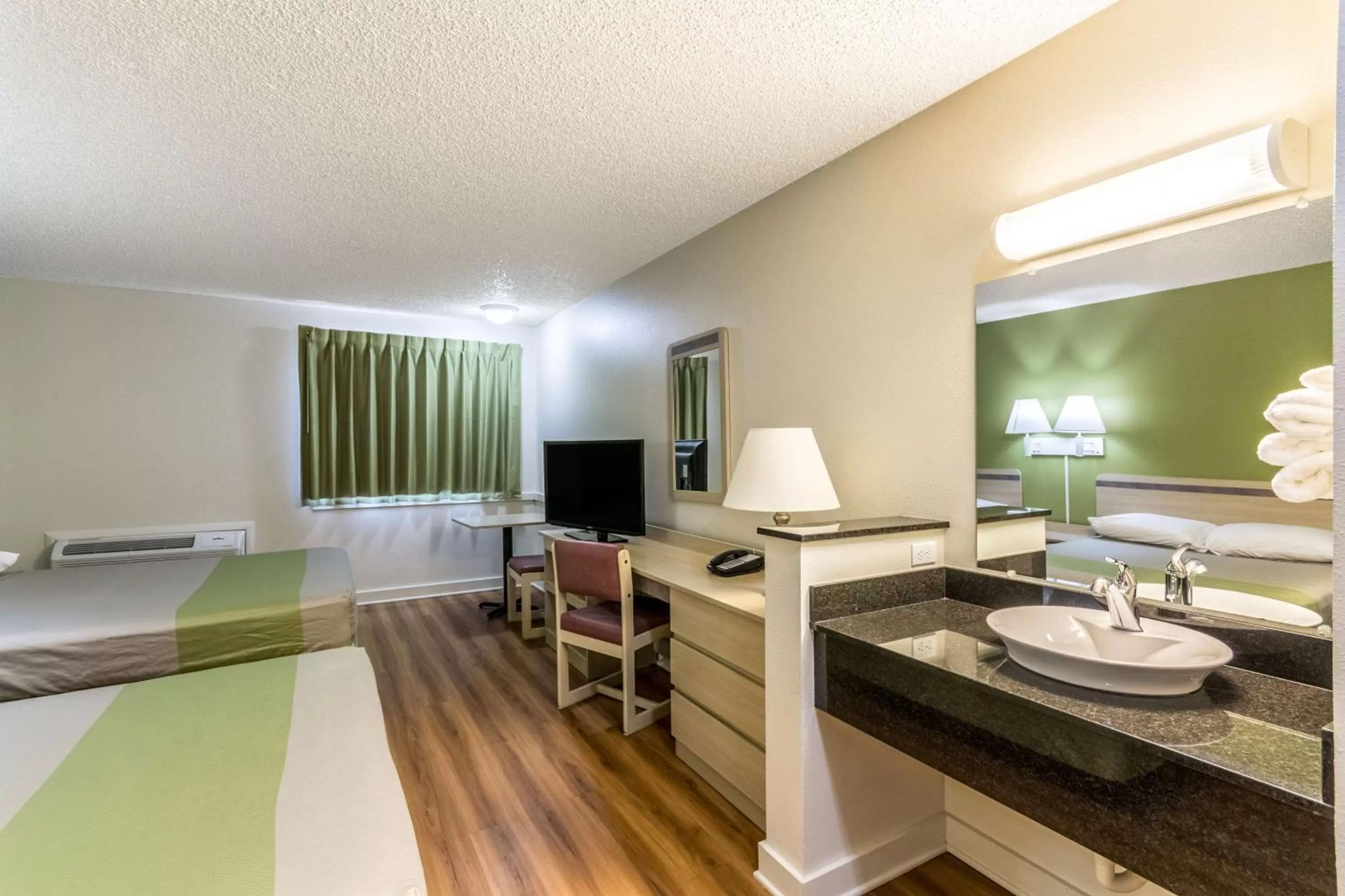 Photo of the whole room, Bed in Motel 6-Great Falls, MT