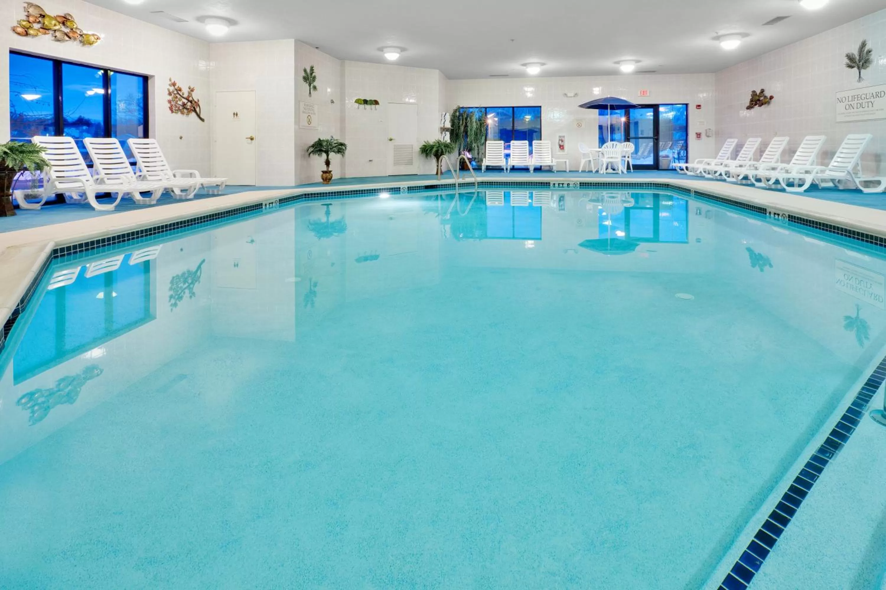 Swimming pool in Holiday Inn Express Hotel & Suites Easton by IHG