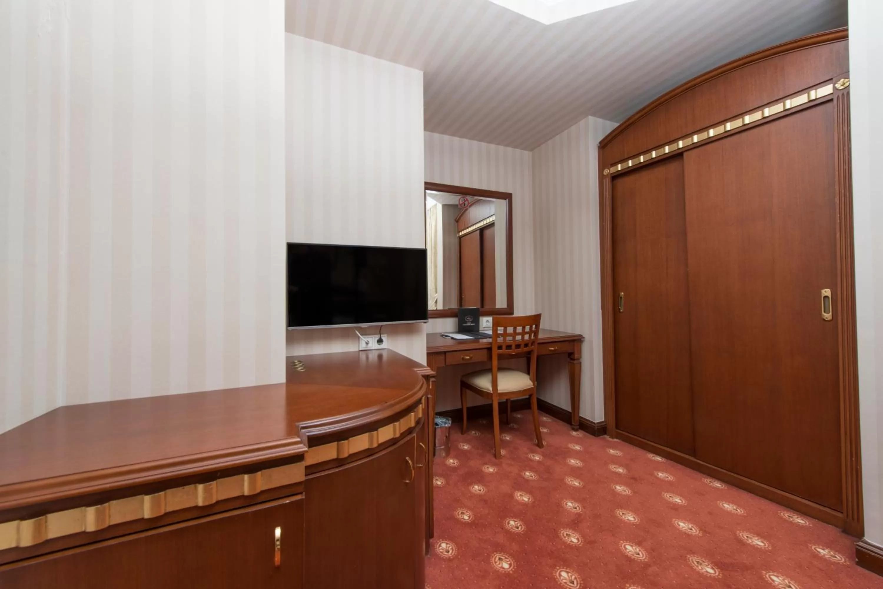 TV and multimedia in Akar International Hotel