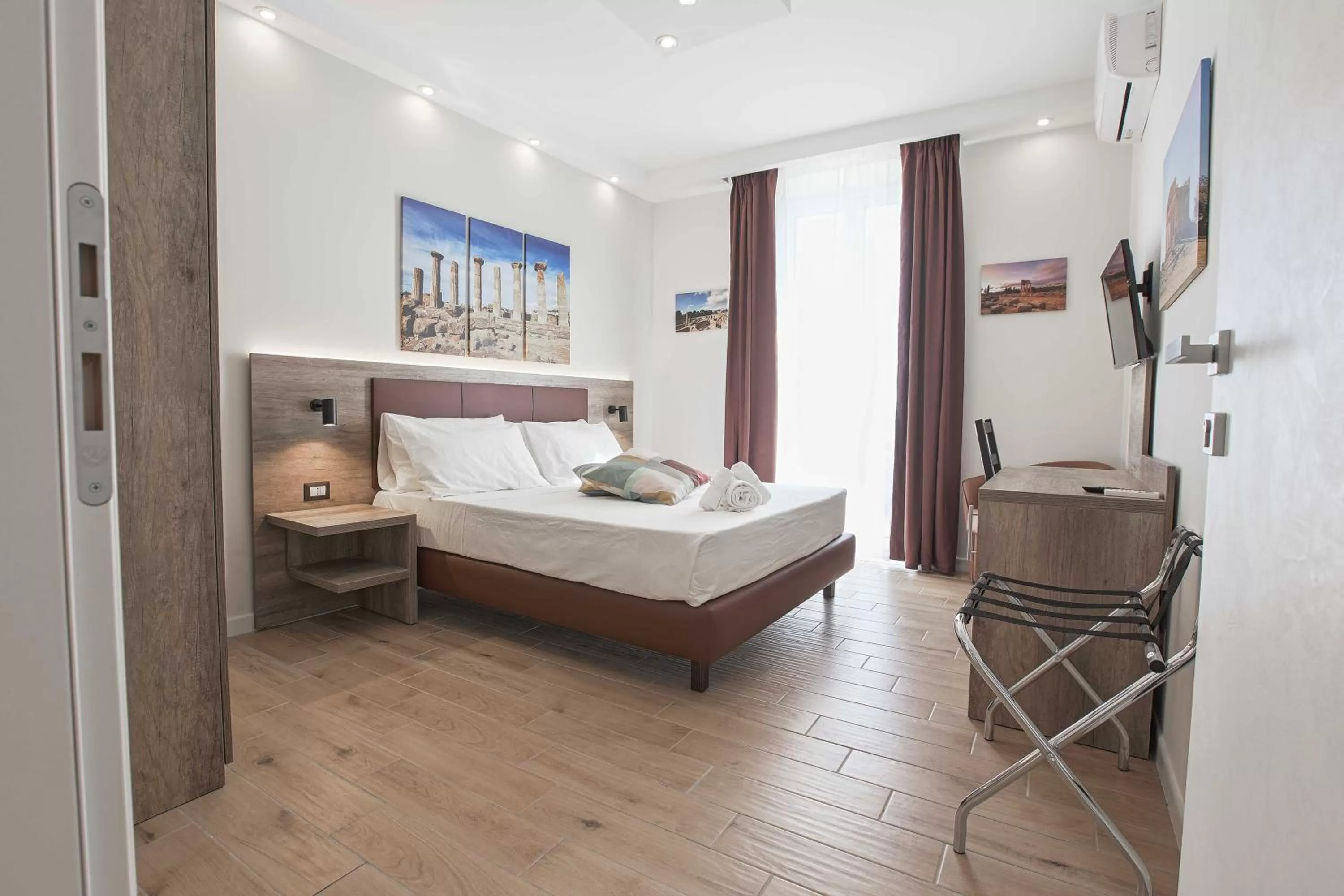 Photo of the whole room in Esseneto Rooms