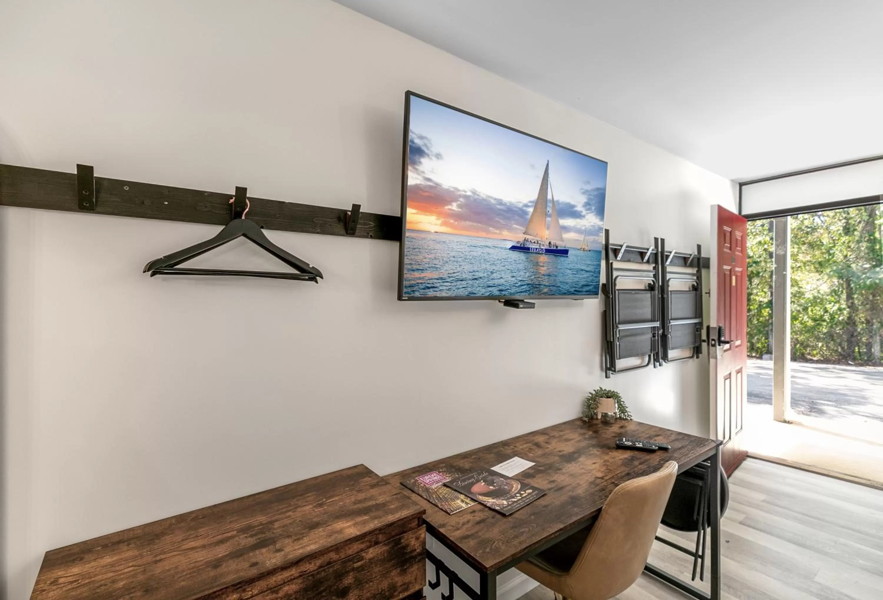 TV and multimedia in Candlewick Inn and Suites