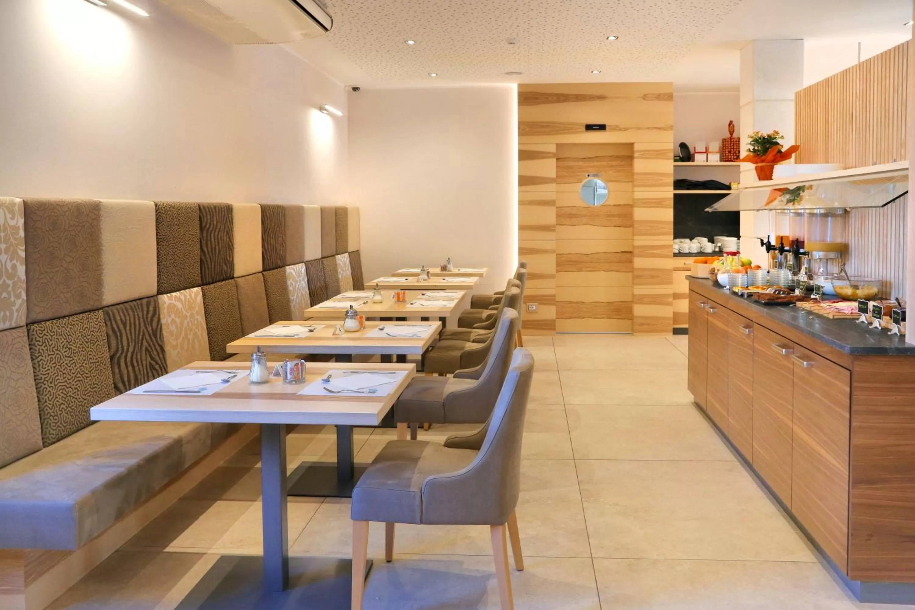 Restaurant/places to eat in Hotel Garden