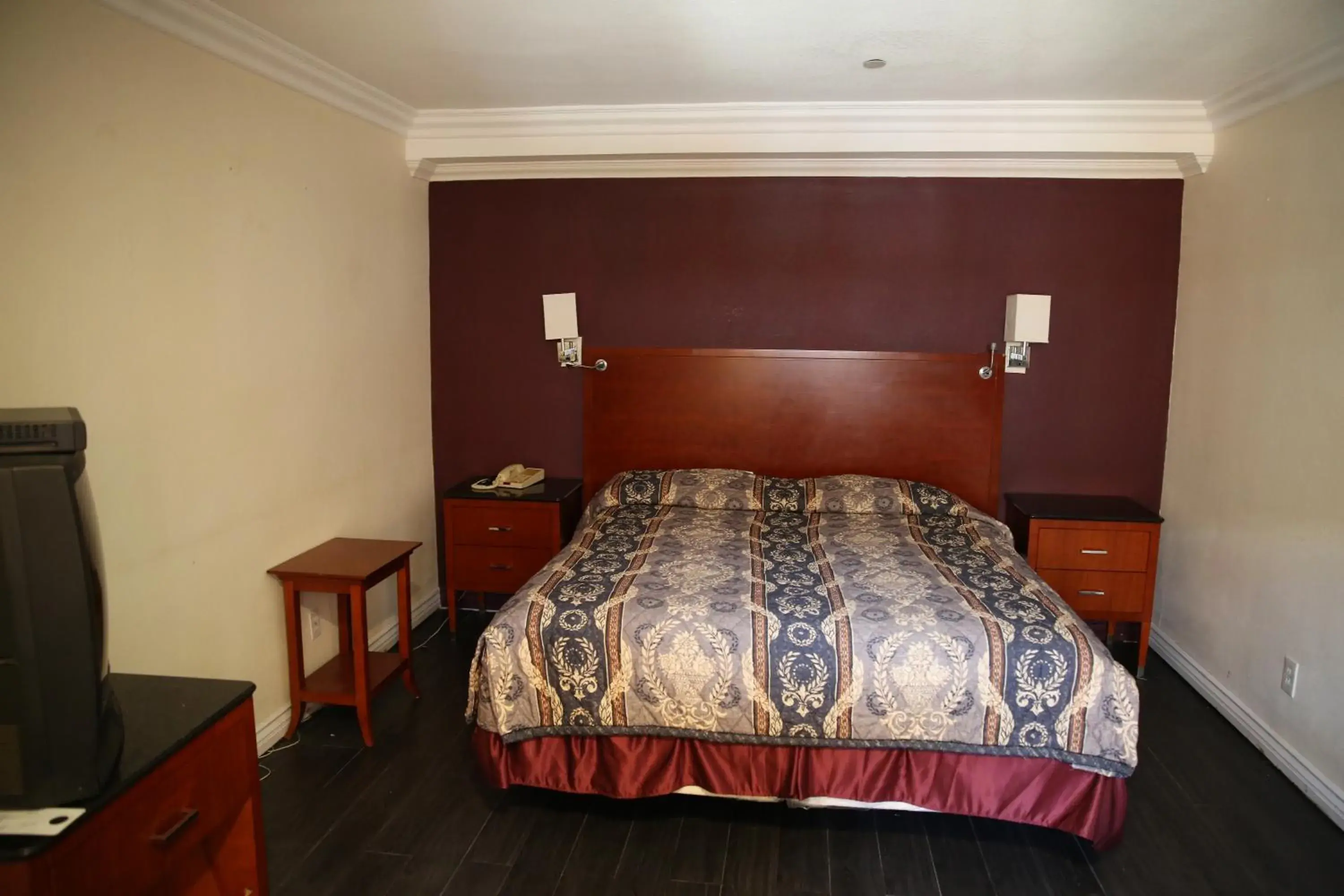 King Room in Chateau Inn & Suites King Room in Chateau Inn & Suites