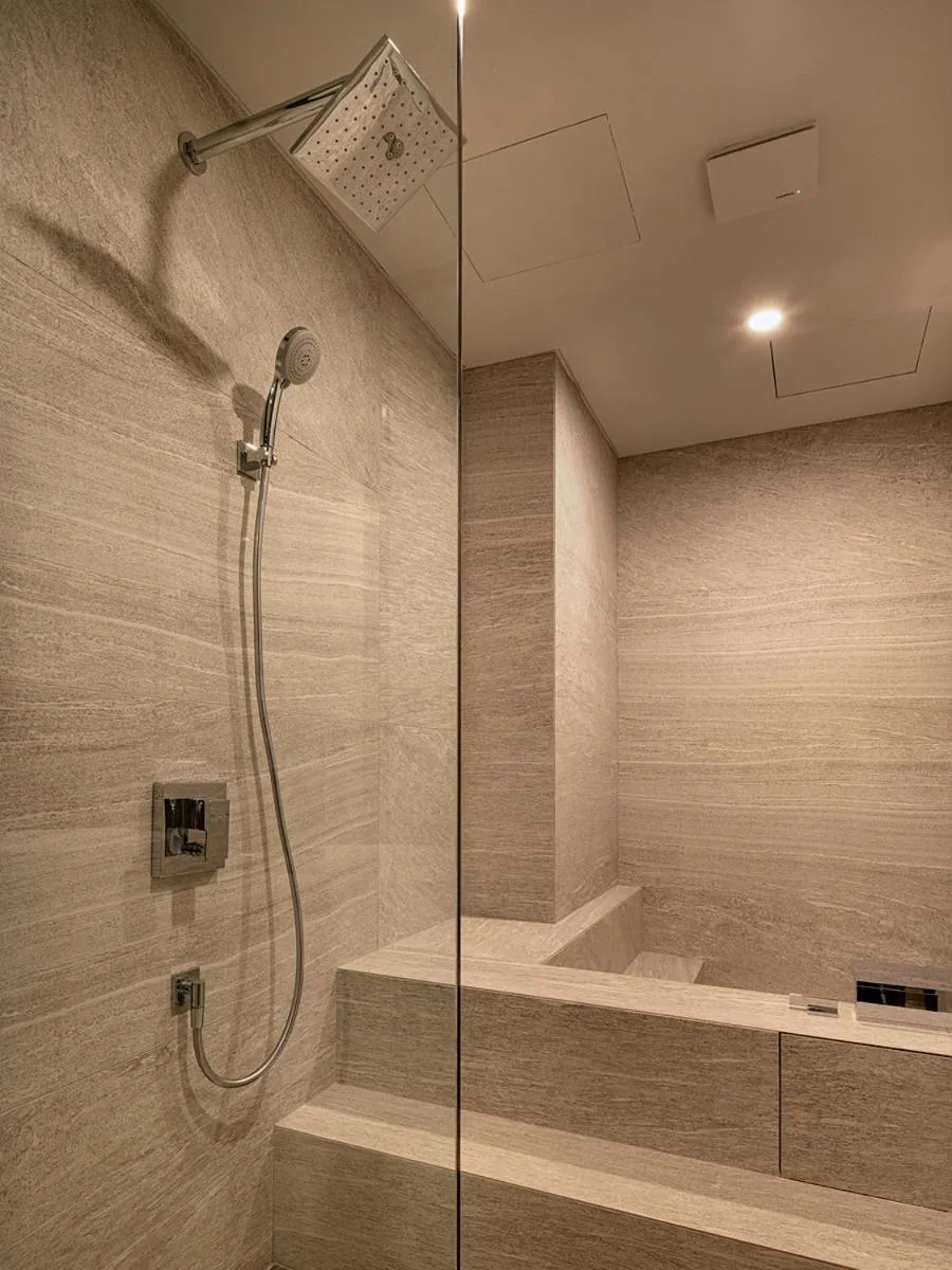 Shower in Hotel Alice and Trunk