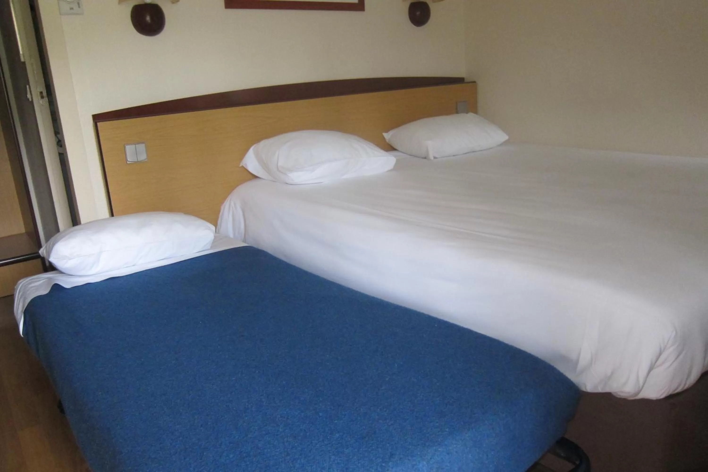 Bed in Campanile Clermont-Ferrand ~ Thiers