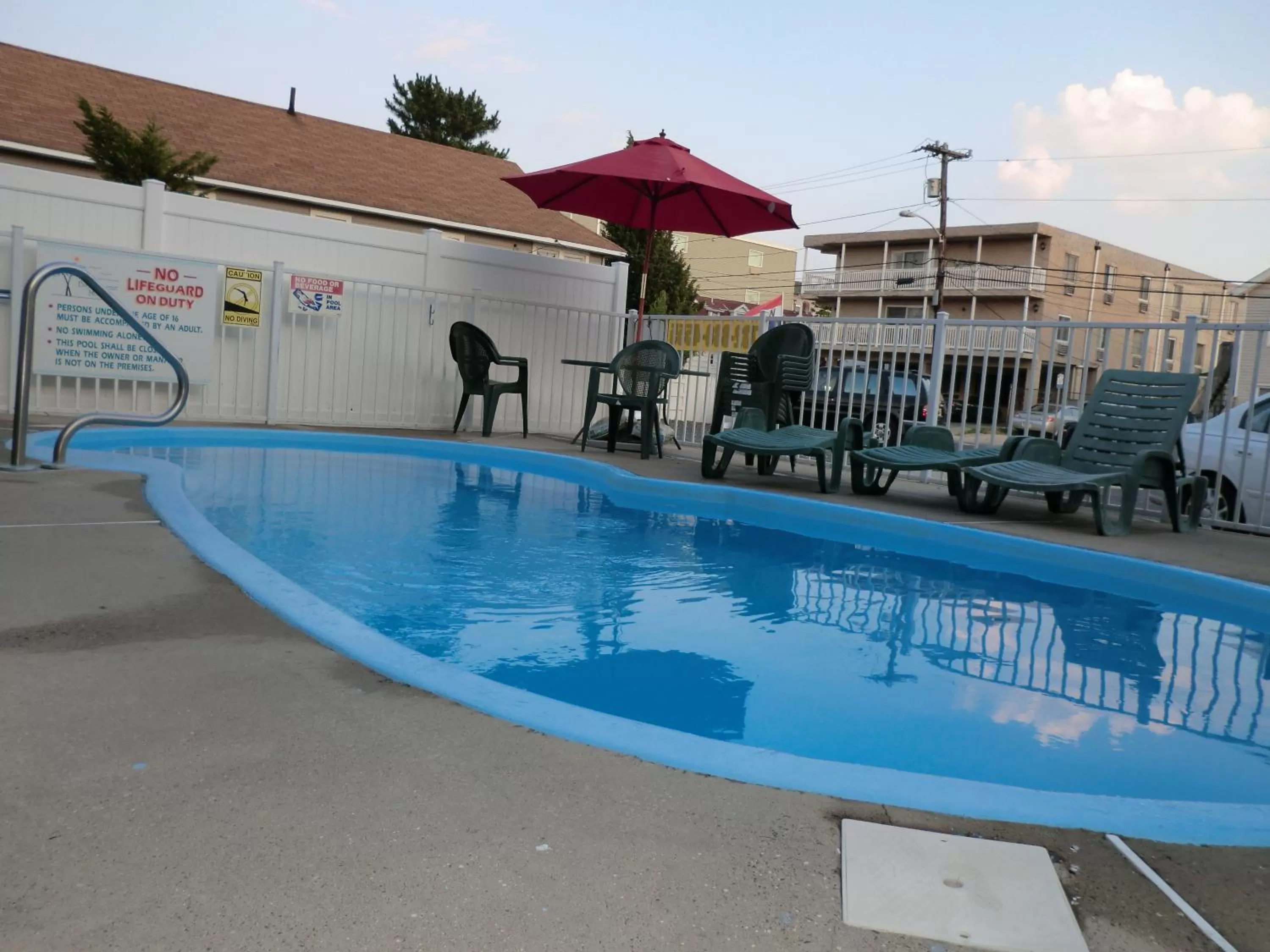 Swimming pool in Bay Breeze Motel