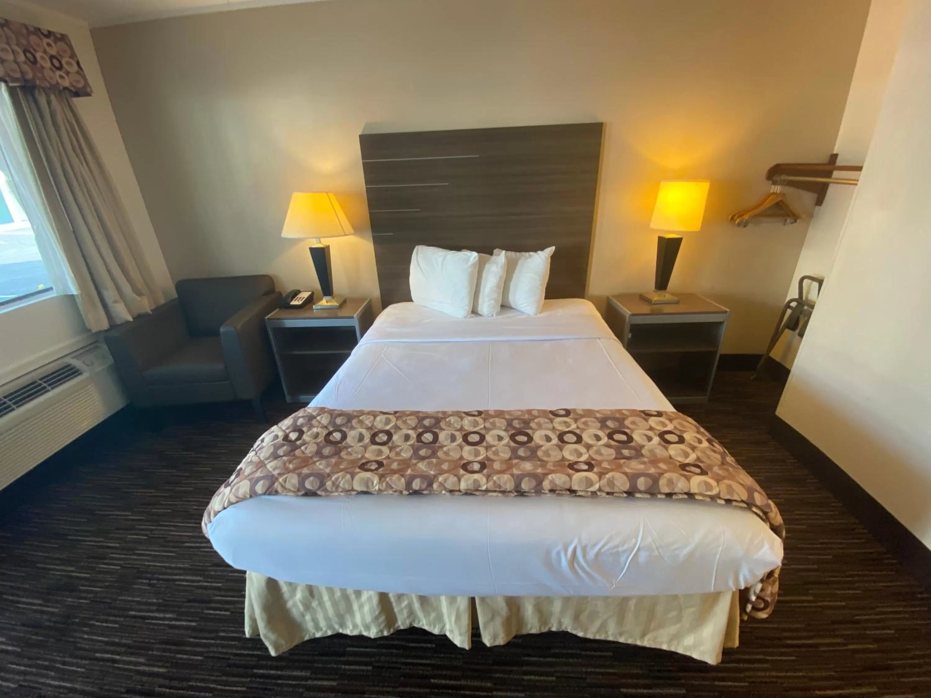 Queen Room with Roll in Shower - Non-Smoking  in Garden State Inn