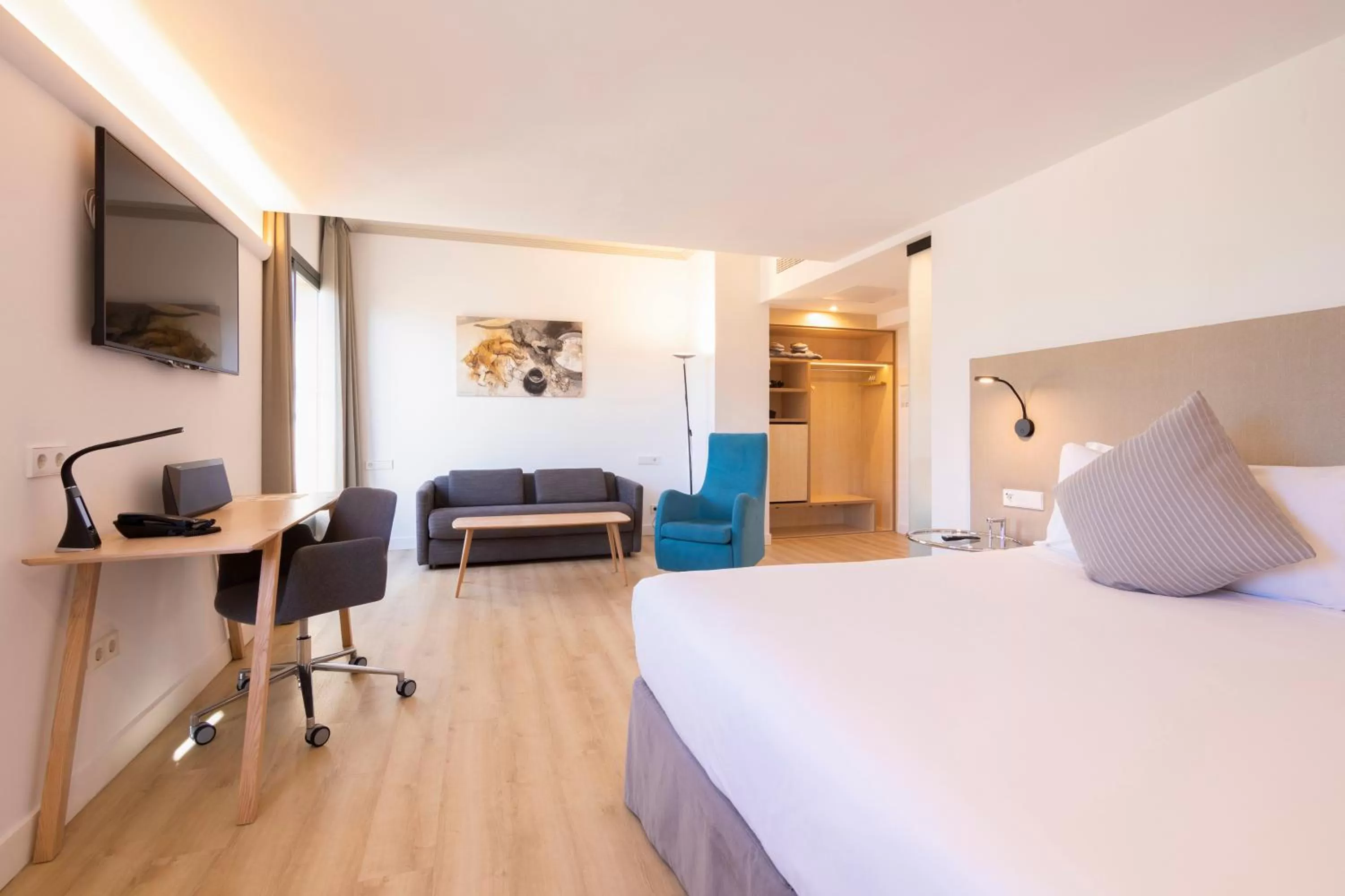 Photo of the whole room, Bed in INNSiDE by Meliá Palma Center