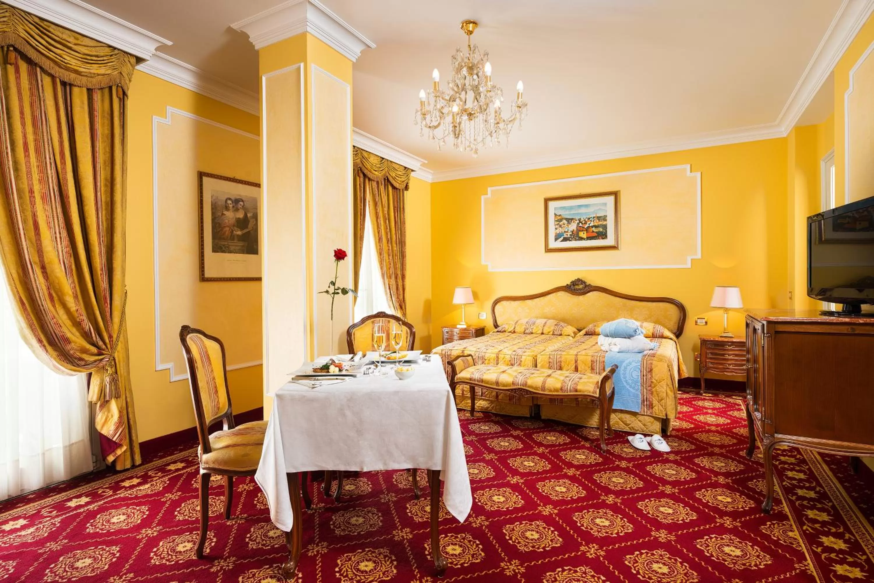 Photo of the whole room, Bed in Hotel Metropole