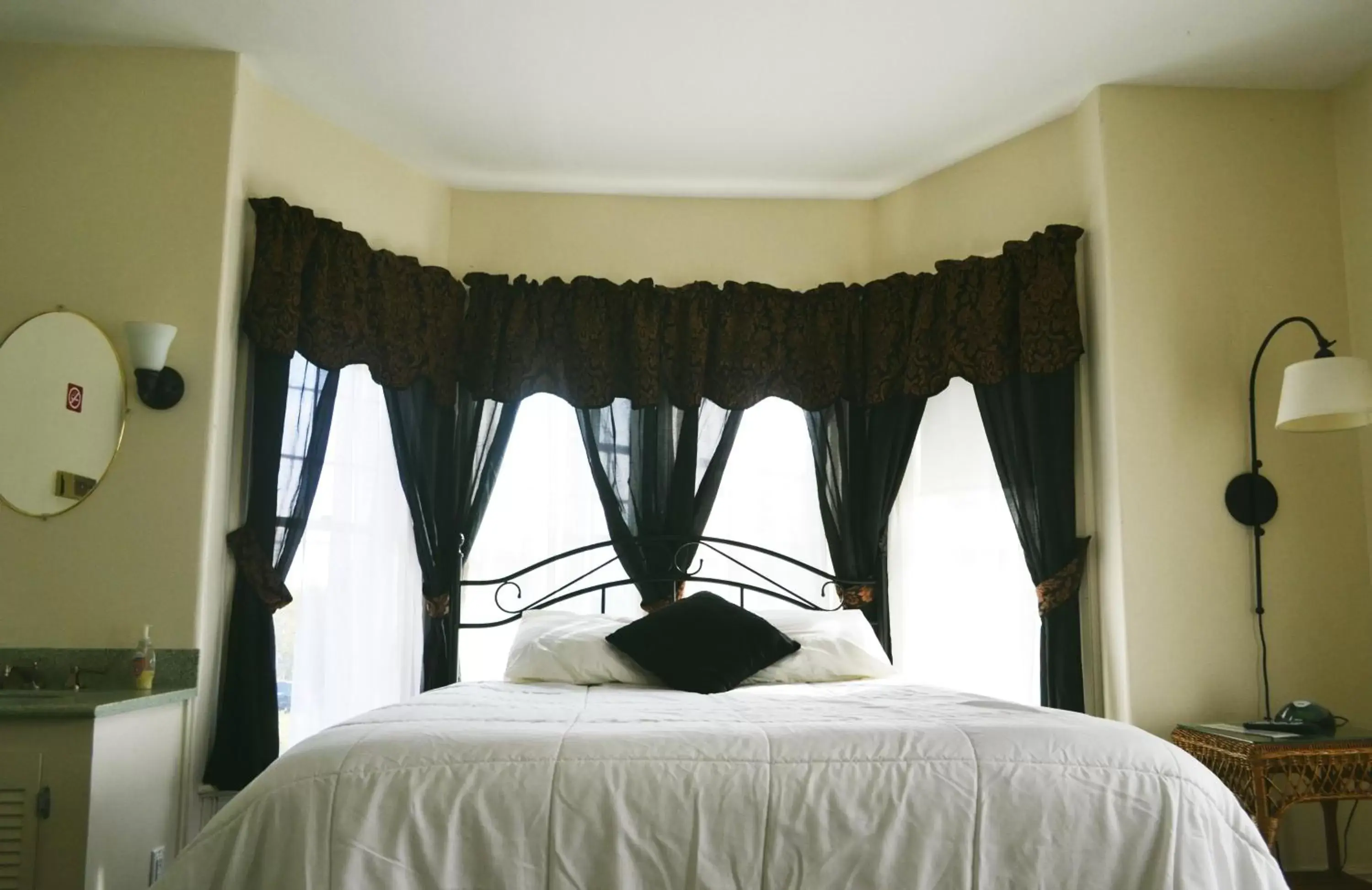 Queen Room with Shared Bathroom in The Whitetail Inn and Suites- Lincoln Queen Room with Shared Bathroom in The Whitetail Inn and Suites- Lincoln